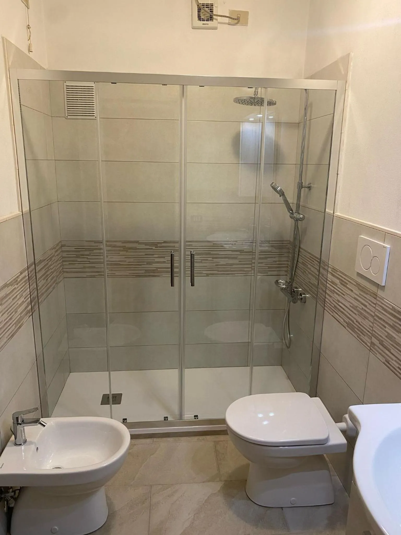 Shower in Al Cardinale Rooms & Studios