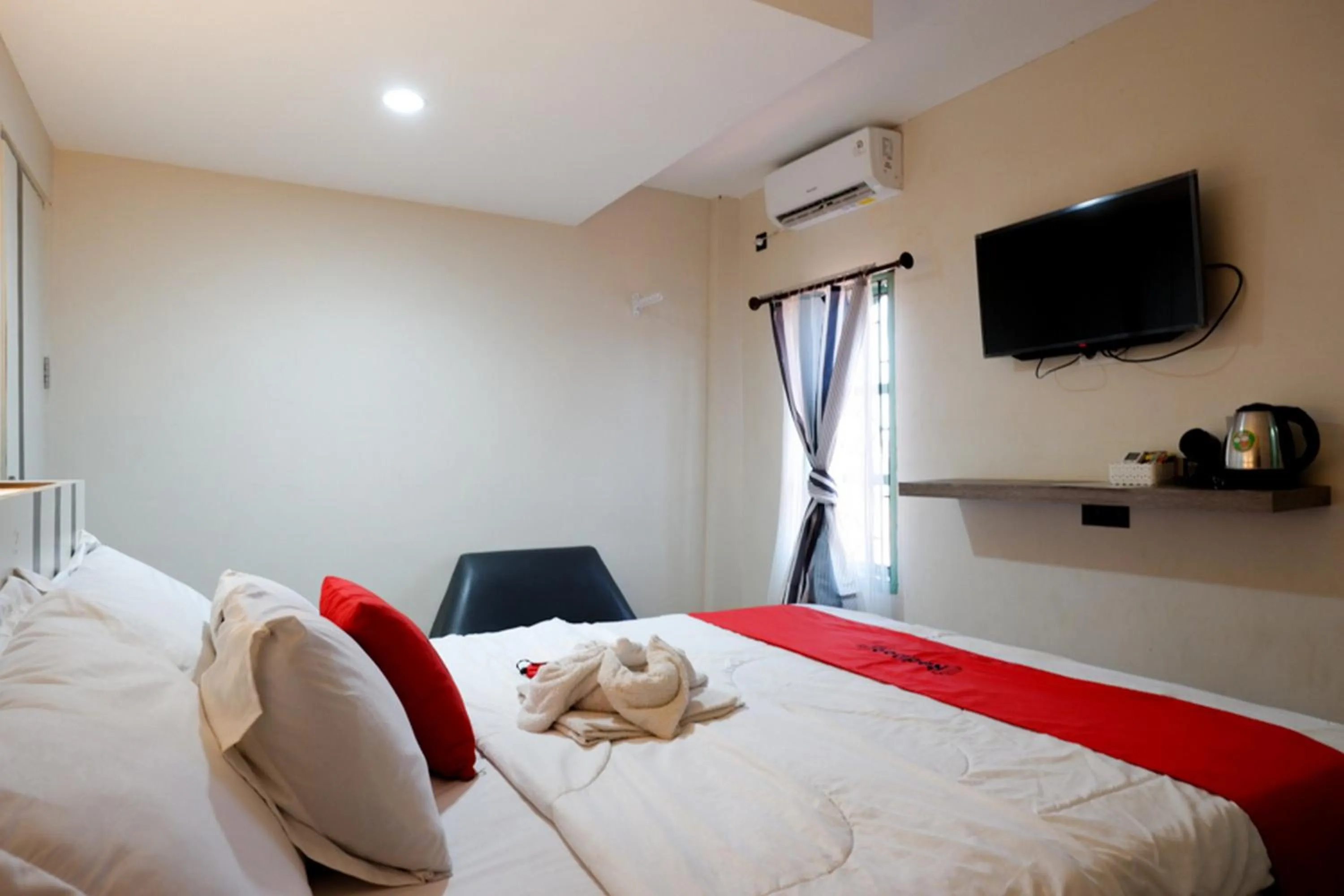 Bed in RedDoorz Syariah At Jalan Jenderal Sudirman Palopo