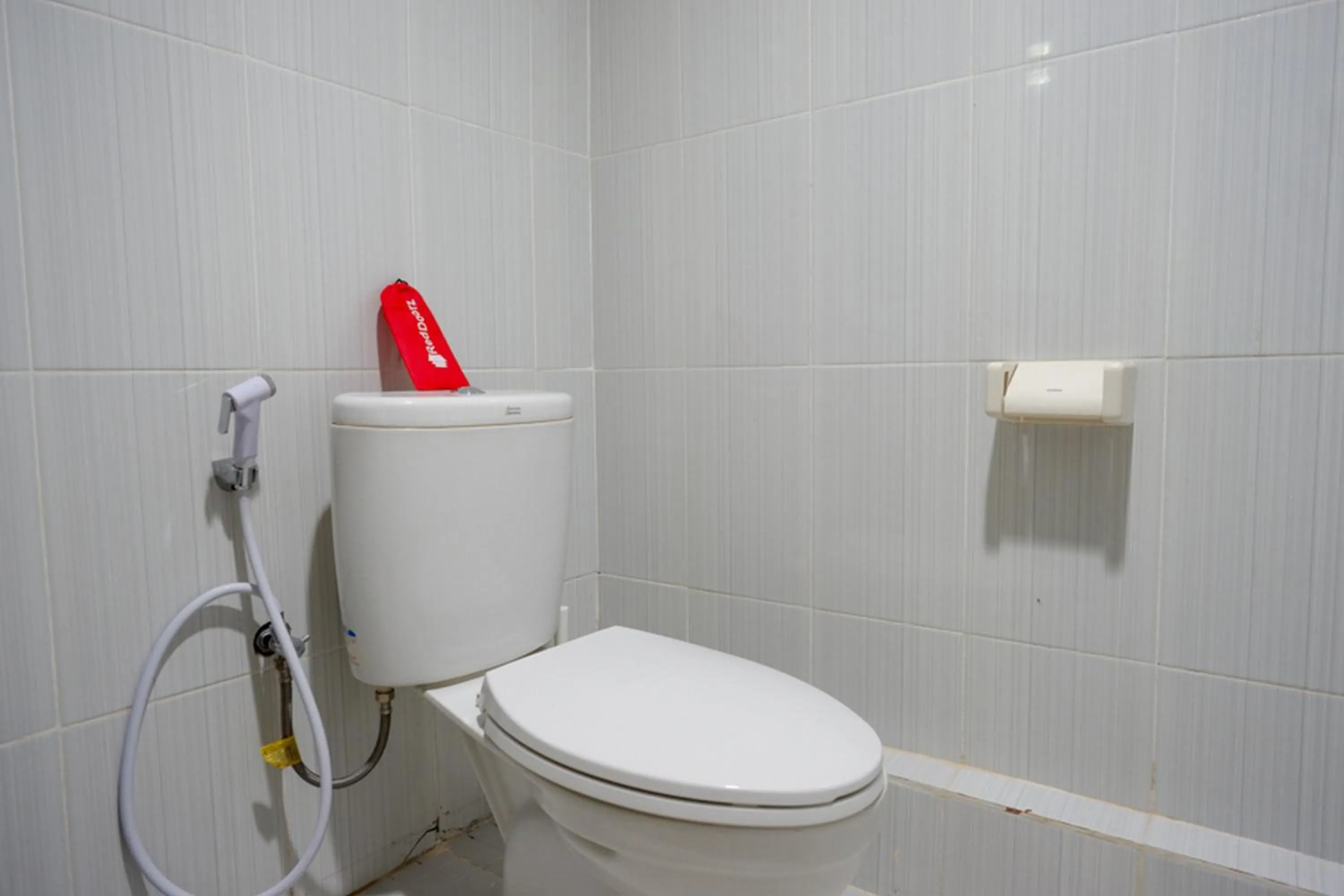 Bathroom in RedDoorz Syariah At Jalan Jenderal Sudirman Palopo