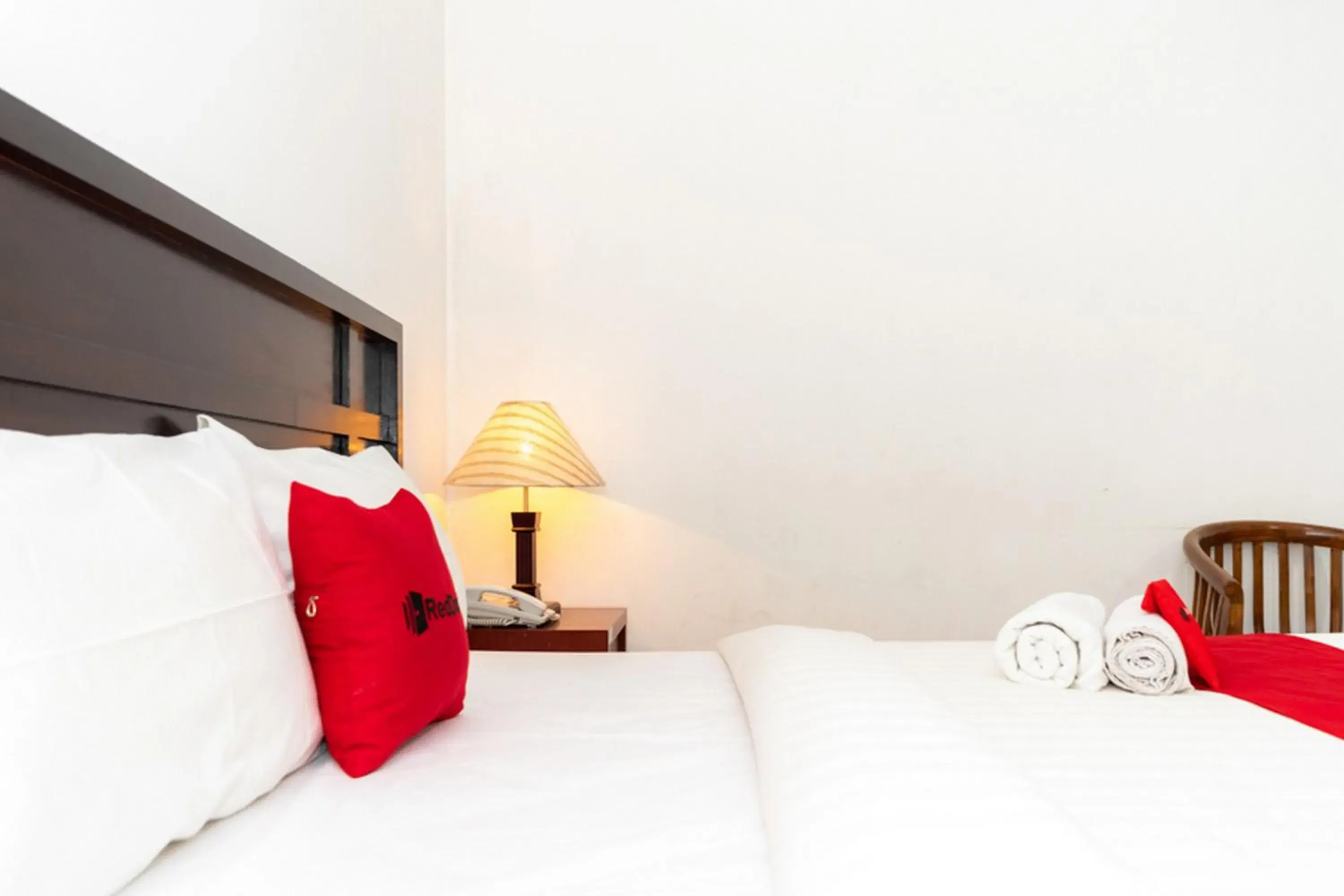 Bed in RedDoorz Plus Syariah near Java Supermall Semarang 2 Bed in RedDoorz Plus Syariah near Java Supermall Semarang 2