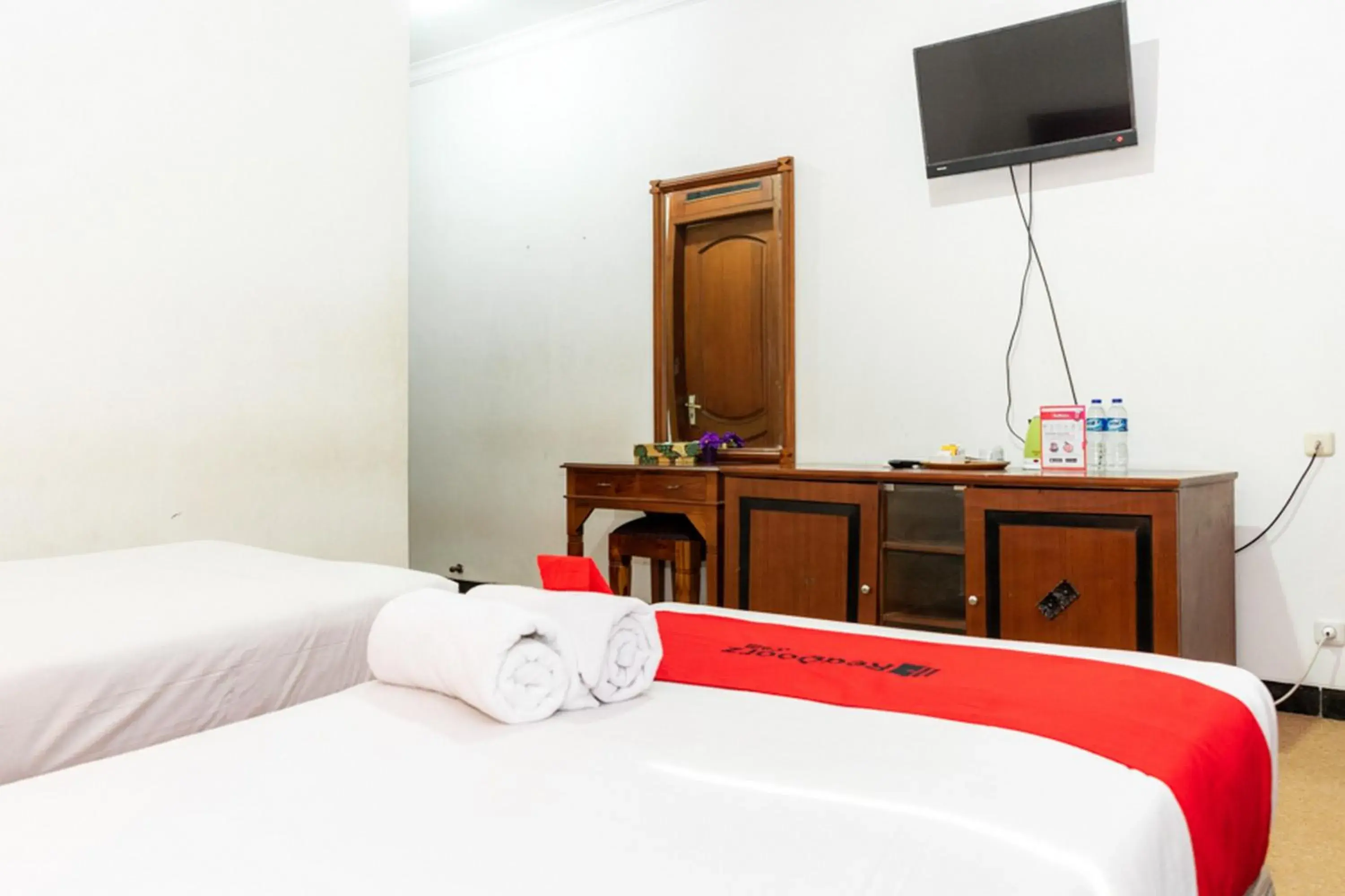 Bed in RedDoorz Plus Syariah near Java Supermall Semarang 2 Bed in RedDoorz Plus Syariah near Java Supermall Semarang 2