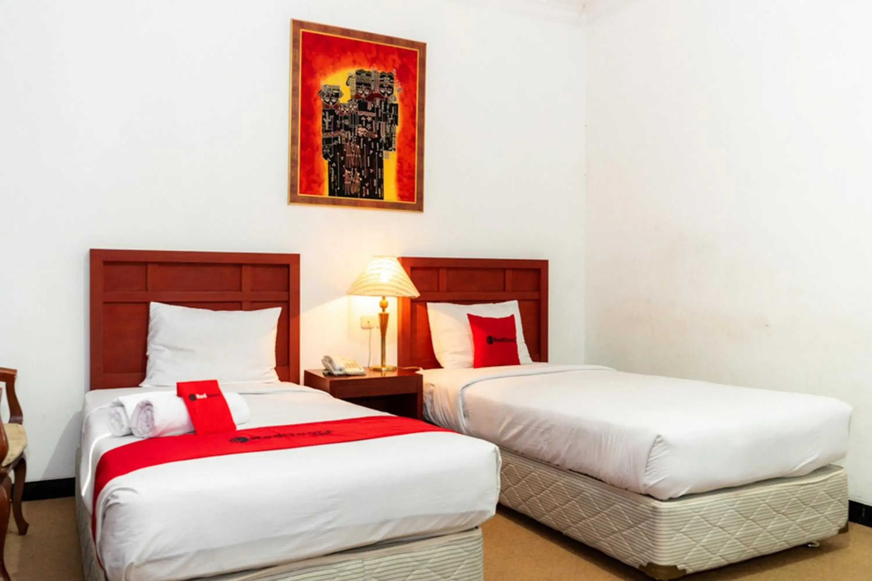 Bed in RedDoorz Plus Syariah near Java Supermall Semarang 2 Bed in RedDoorz Plus Syariah near Java Supermall Semarang 2