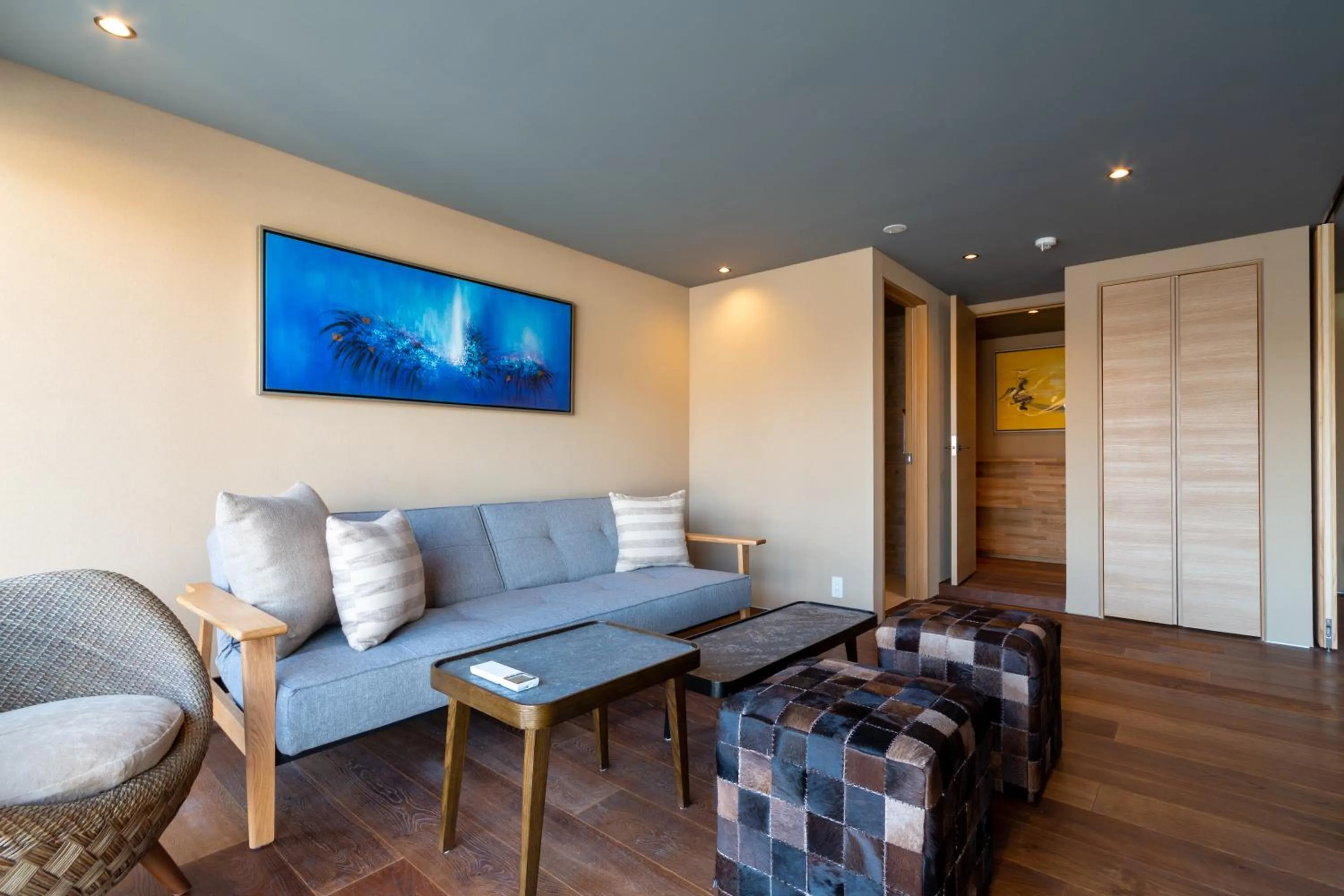 Seating area in Hideaway on Escarpment by H2 Life