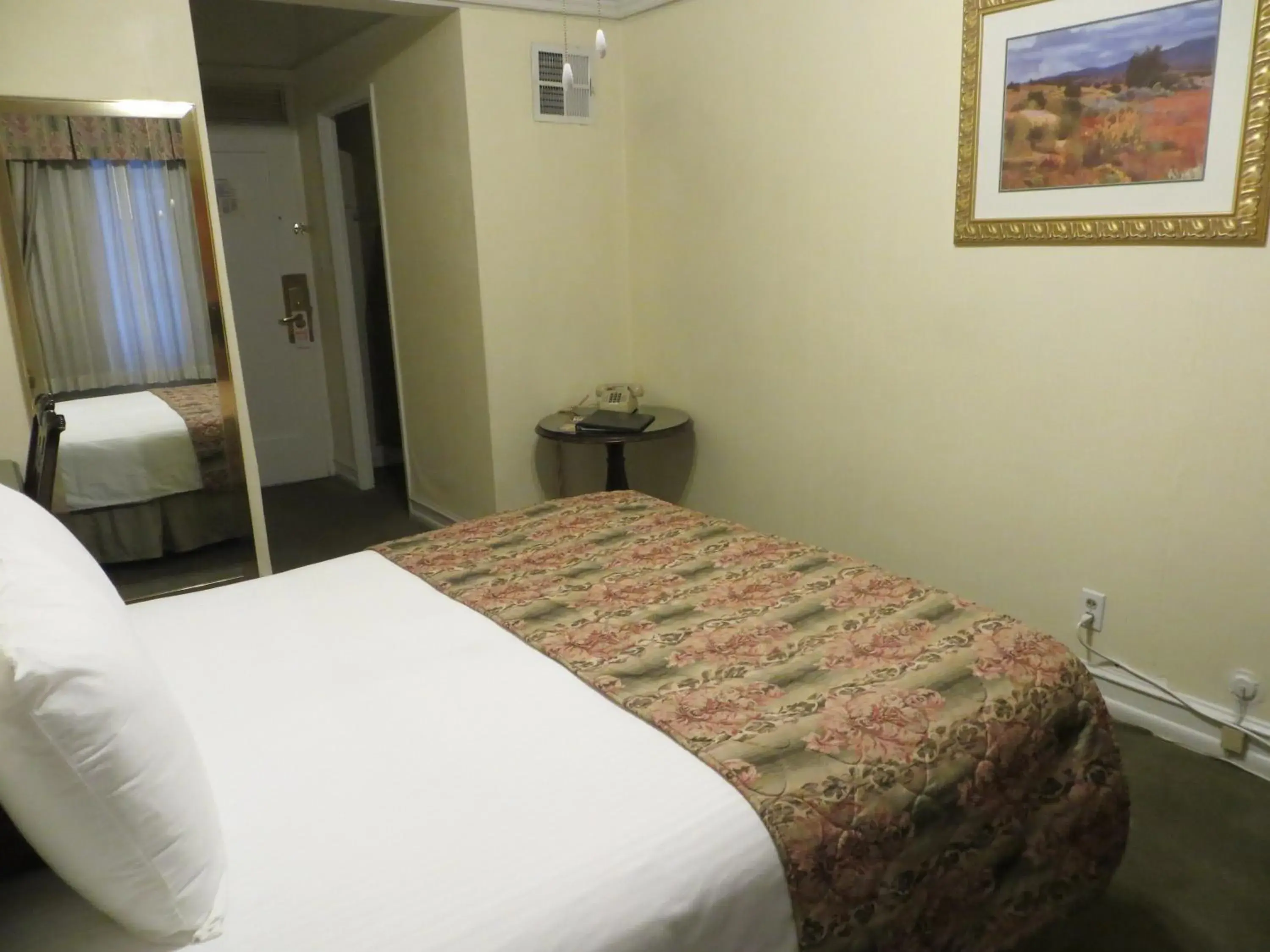 Bed in Hotel San Carlos Bed in Hotel San Carlos