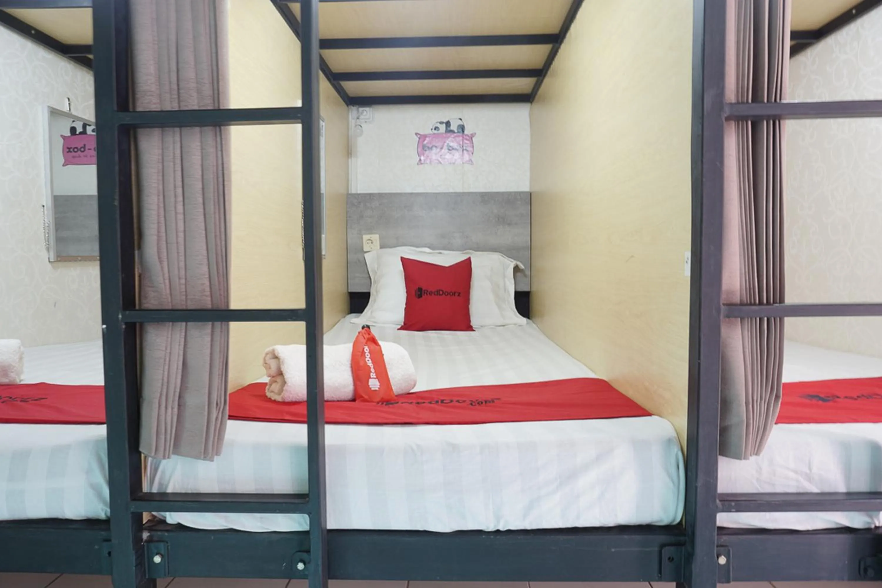 Bed in RedDoorz Hostel @ Borobudur Street