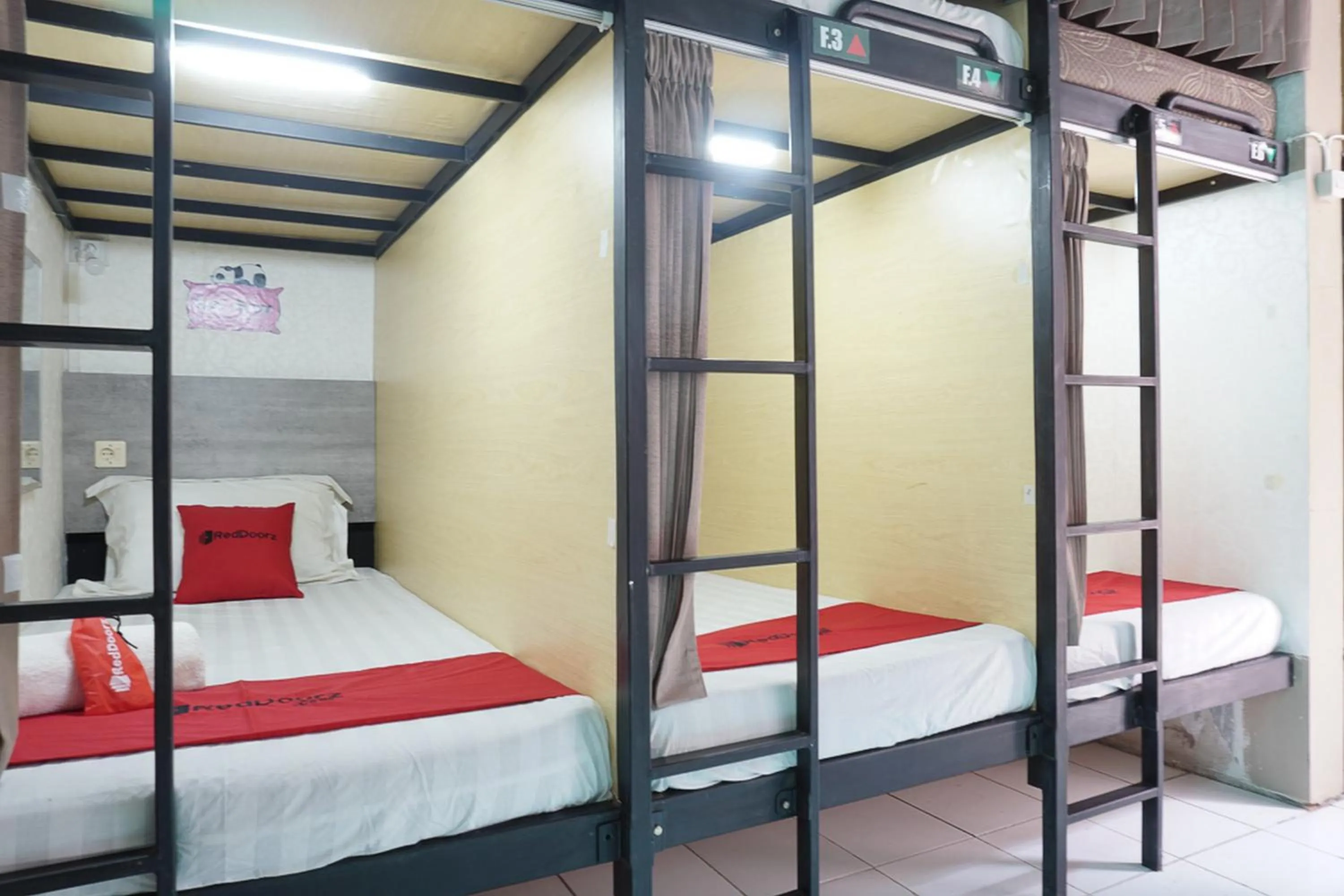 Bed in RedDoorz Hostel @ Borobudur Street