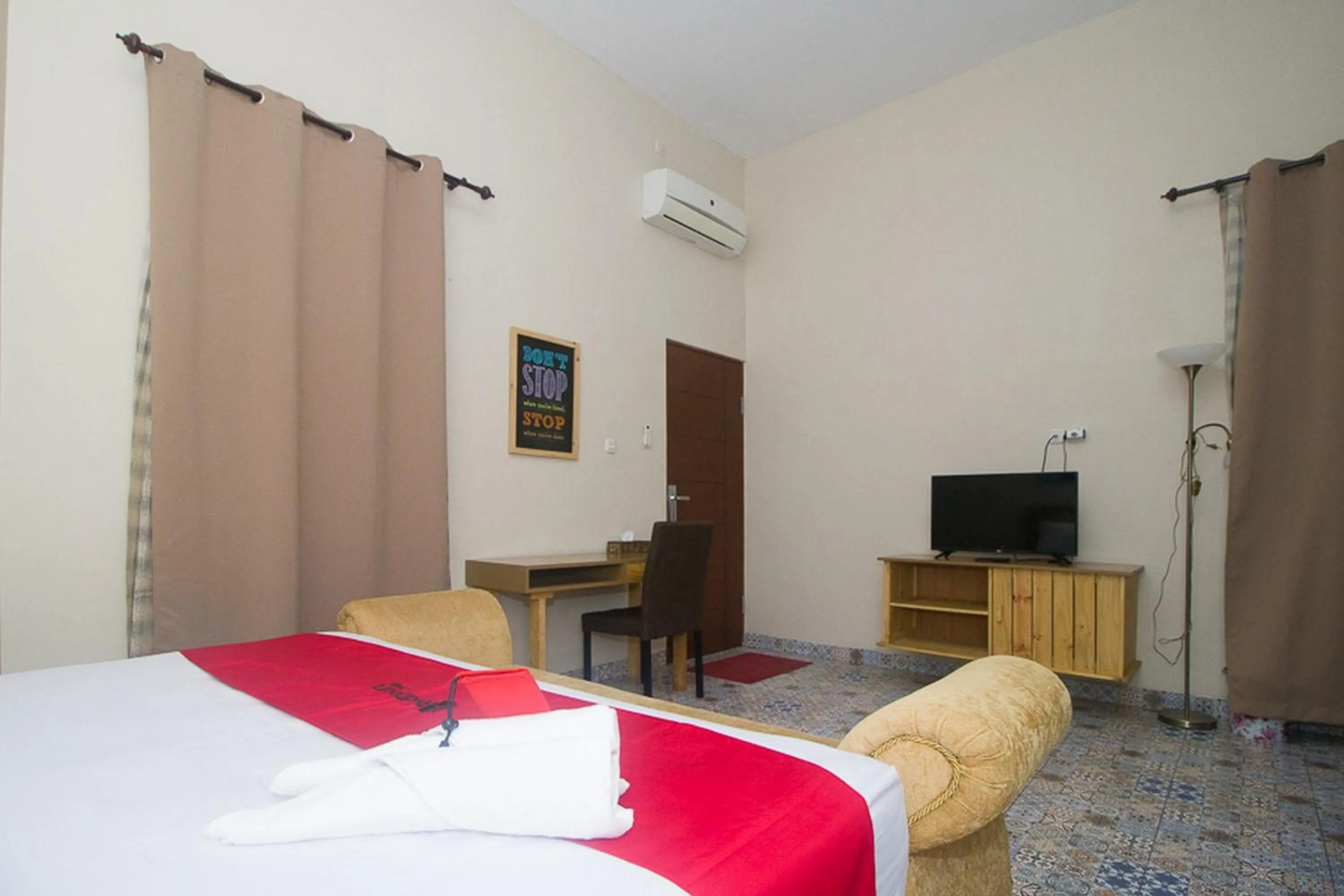 Bedroom, Bed in RedDoorz Plus Syariah near Alun Alun Sampang