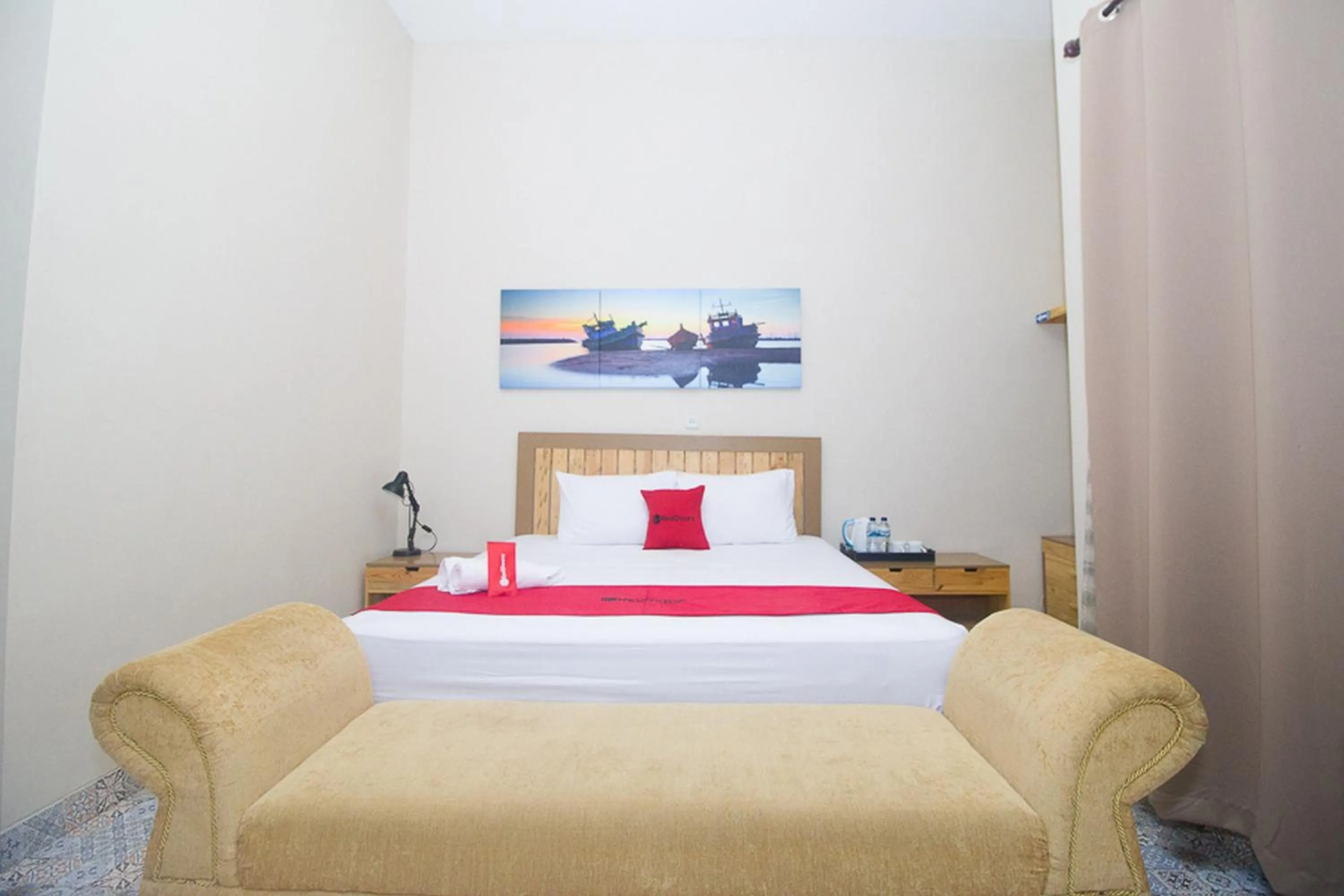 Bedroom, Bed in RedDoorz Plus Syariah near Alun Alun Sampang
