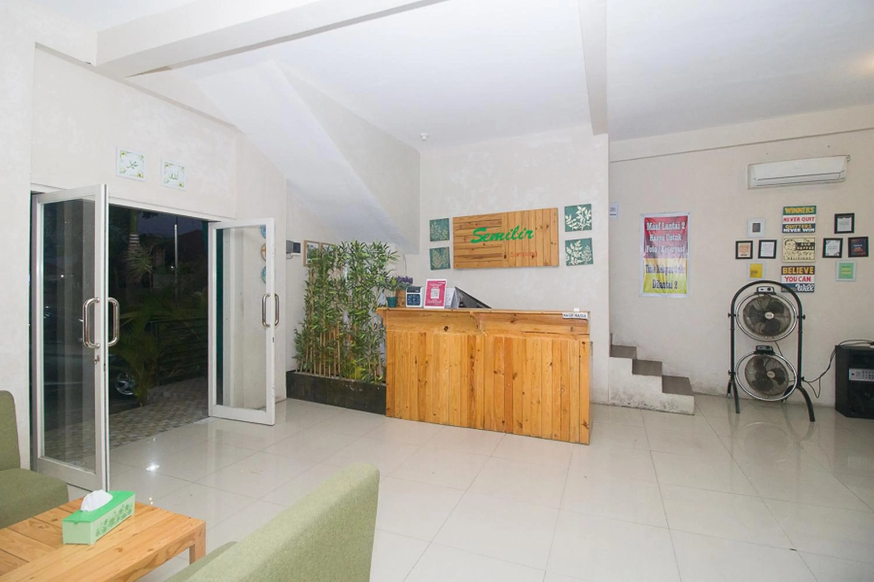 Lobby or reception in RedDoorz Plus Syariah near Alun Alun Sampang
