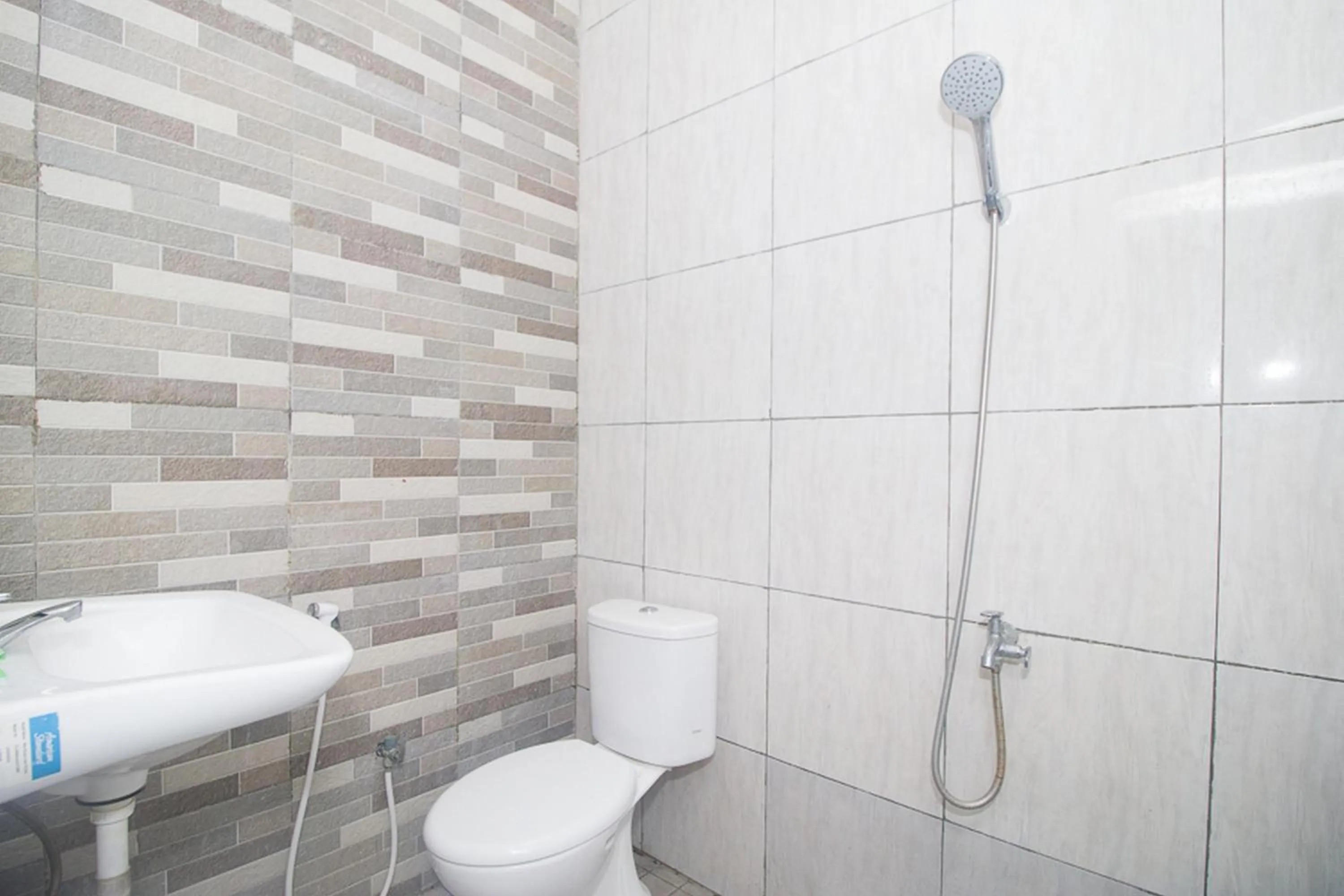 Bathroom in RedDoorz Plus Syariah near Alun Alun Sampang