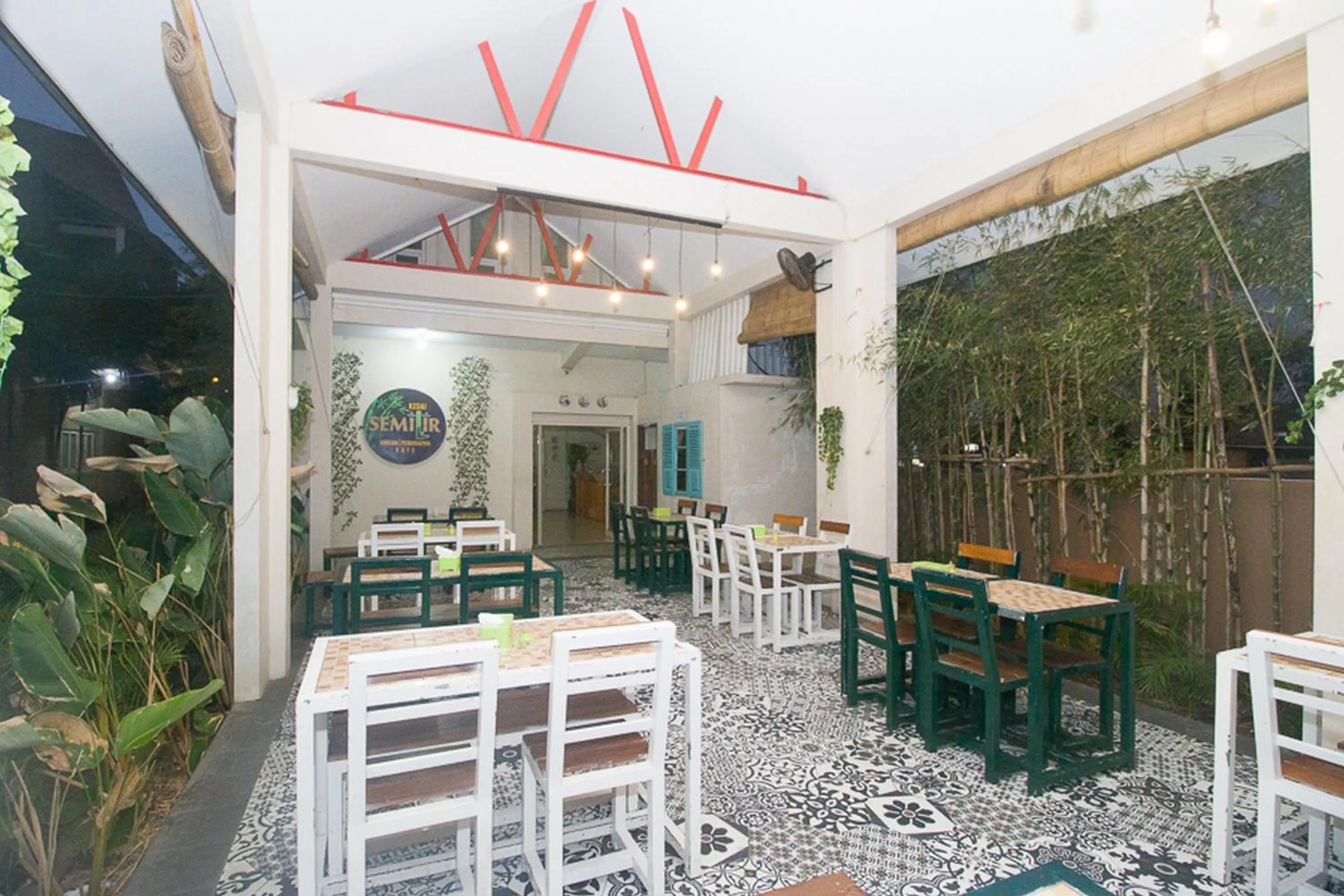 Restaurant/places to eat in RedDoorz Plus Syariah near Alun Alun Sampang