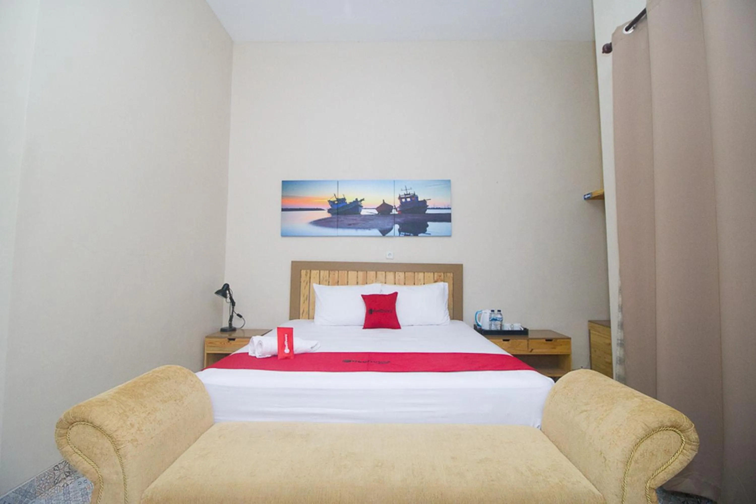 Bedroom, Bed in RedDoorz Plus Syariah near Alun Alun Sampang