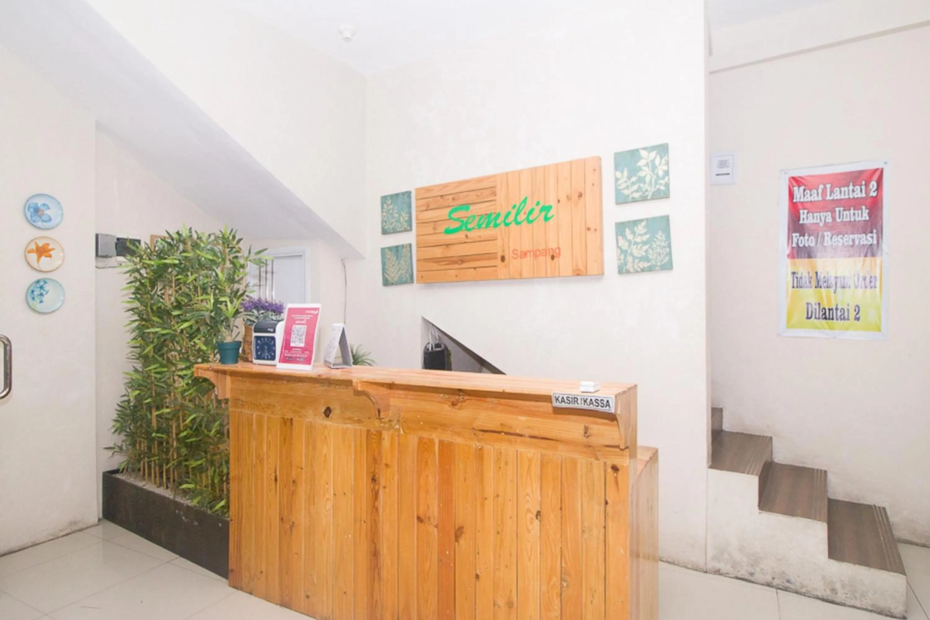 Lobby or reception in RedDoorz Plus Syariah near Alun Alun Sampang