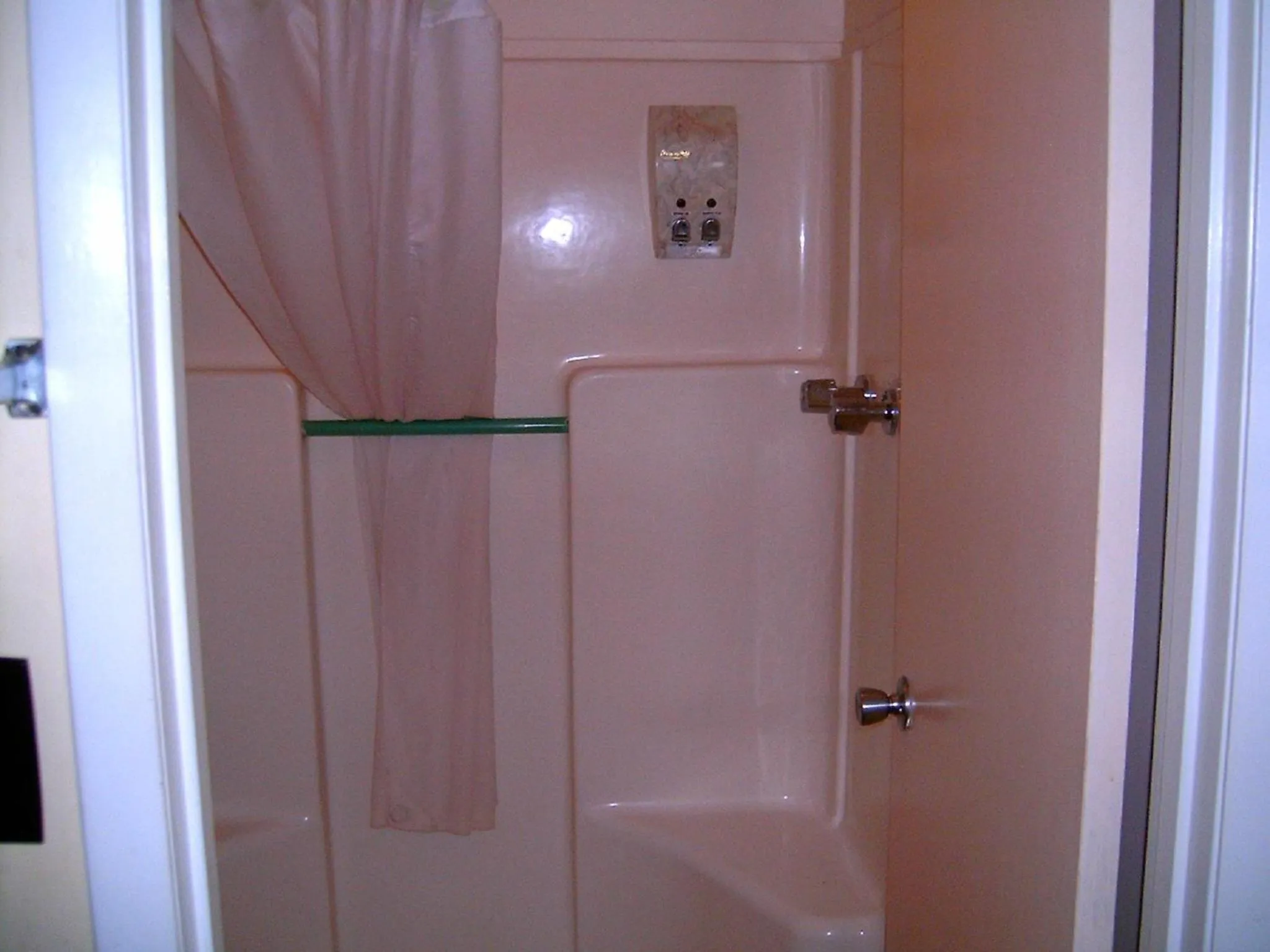 Shower in Budget Inn of Okeechobee