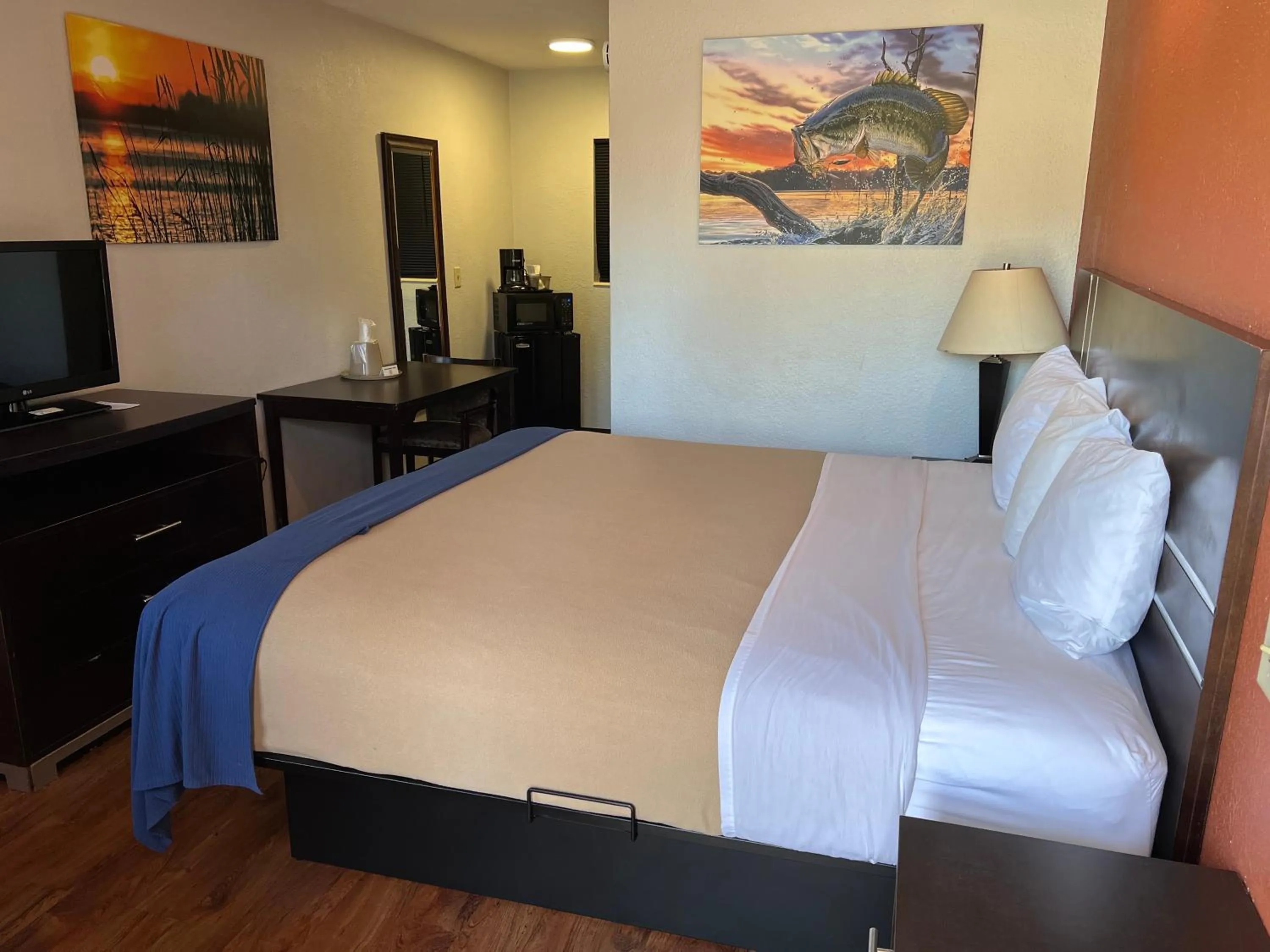 Bed in Budget Inn of Okeechobee