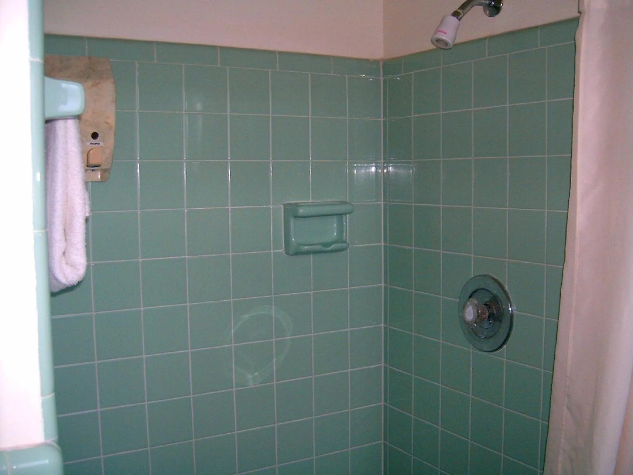 Shower in Budget Inn of Okeechobee