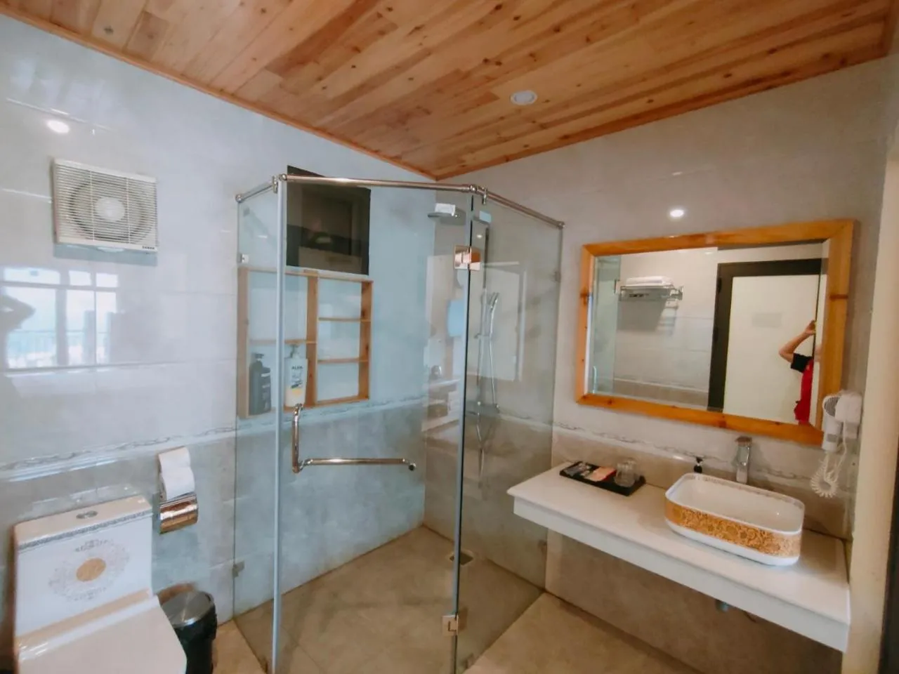 Toilet in SaPa Retreat Condotel