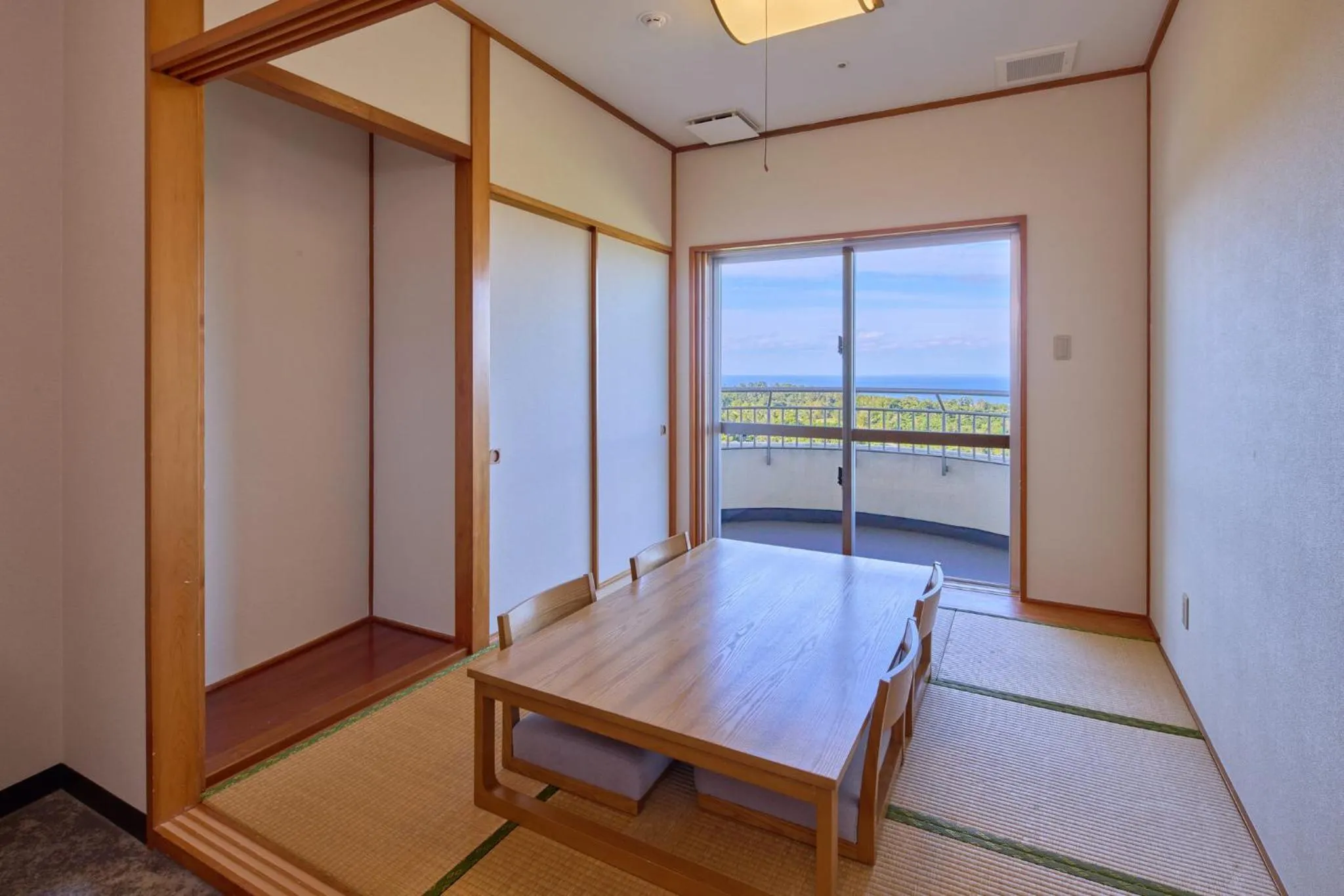 Photo of the whole room in ANA Crowne Plaza Resort Okinawa Uruma Hills By IHG