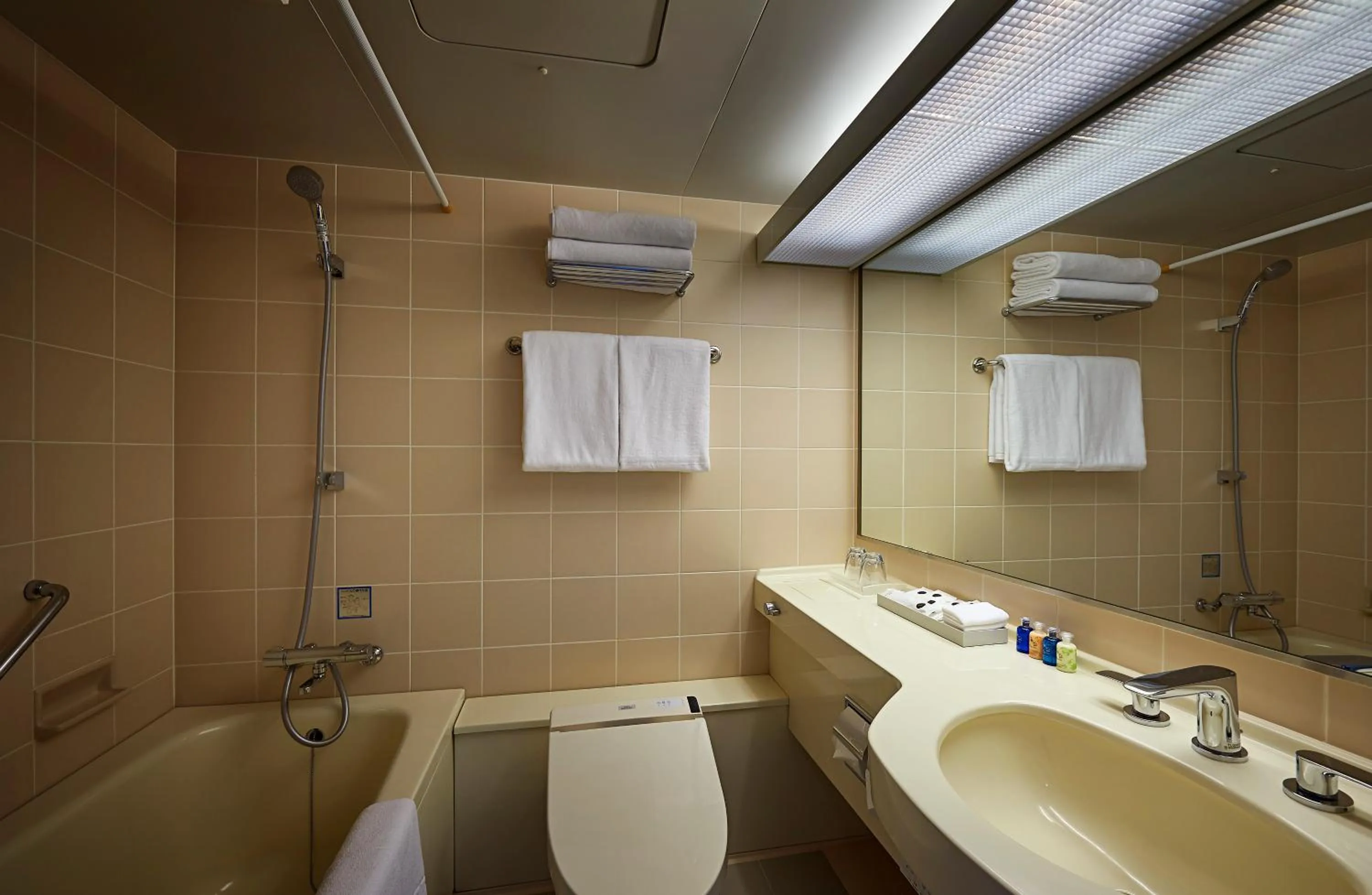 Shower in ANA Crowne Plaza Resort Okinawa Uruma Hills By IHG