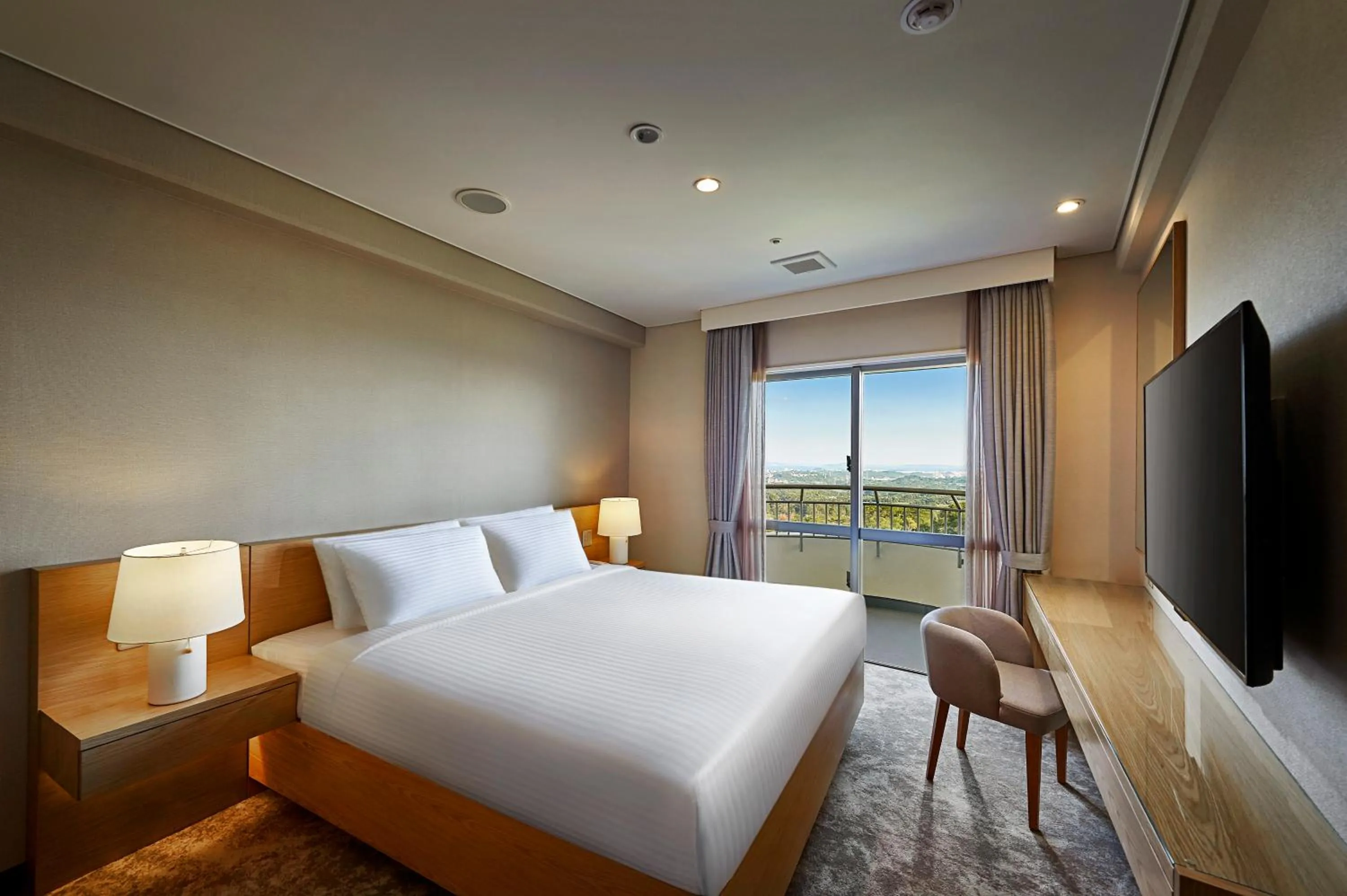 Photo of the whole room, Bed in ANA Crowne Plaza Resort Okinawa Uruma Hills By IHG