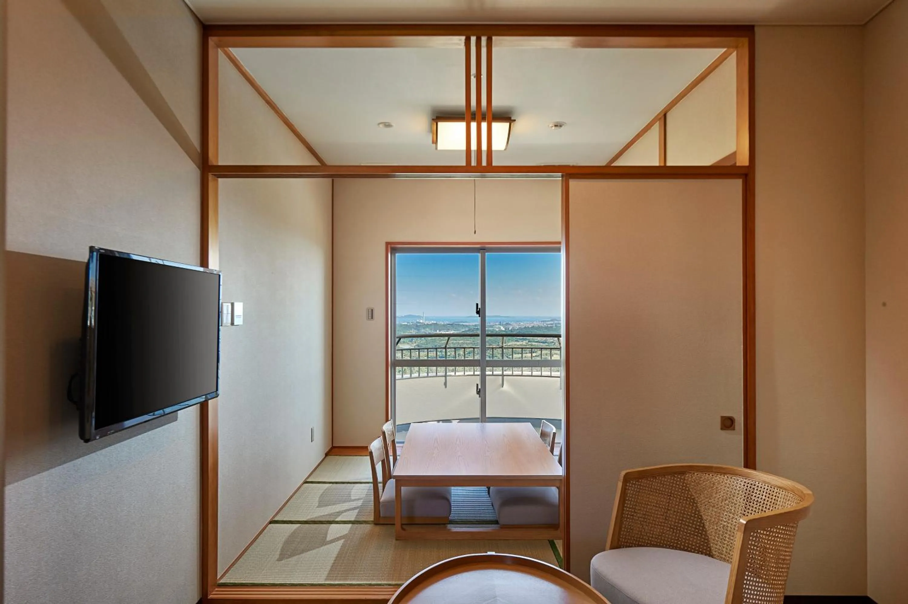 TV and multimedia in ANA Crowne Plaza Resort Okinawa Uruma Hills By IHG