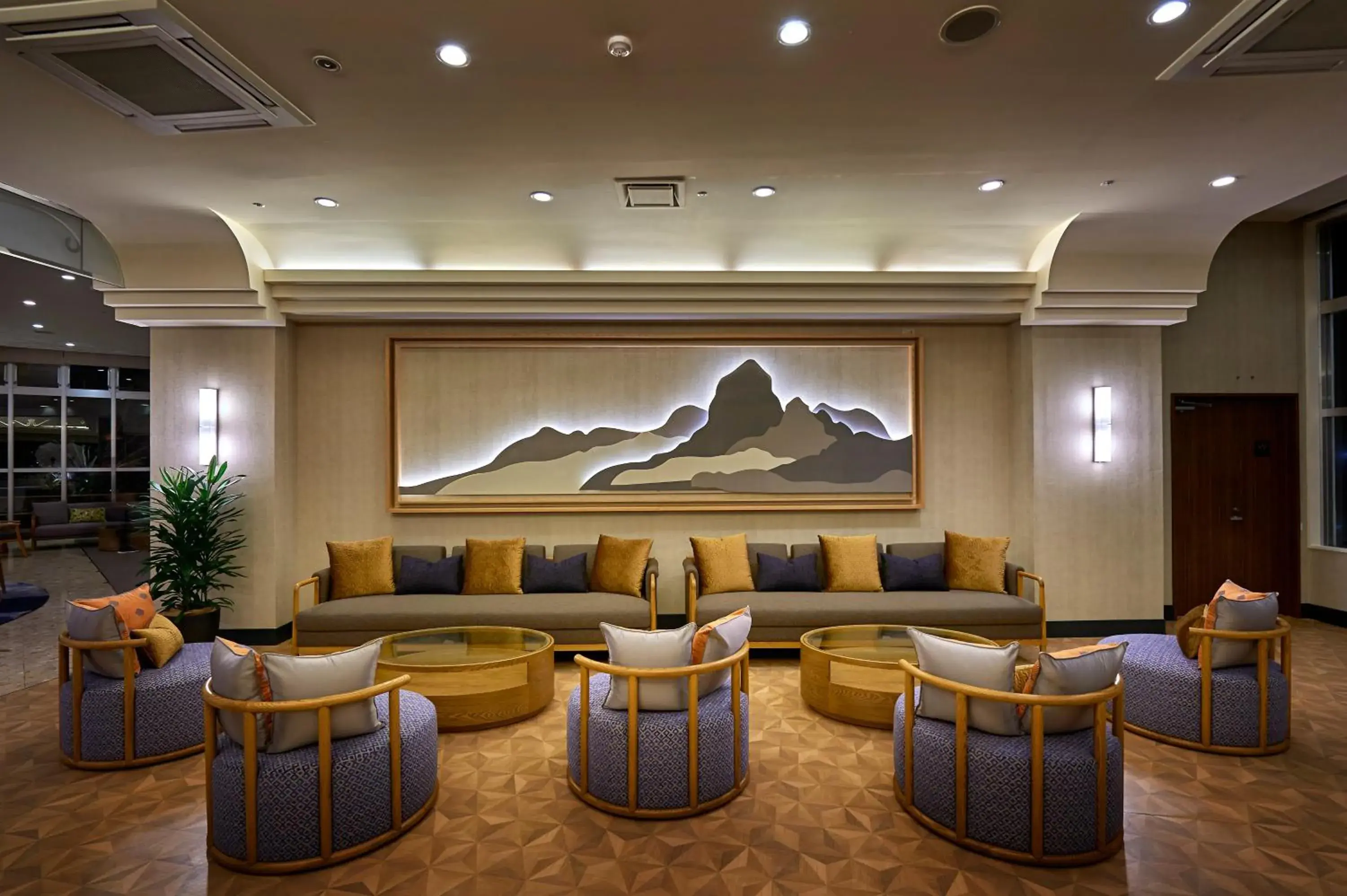 Lounge or bar in ANA Crowne Plaza Resort Okinawa Uruma Hills By IHG Lounge or bar in ANA Crowne Plaza Resort Okinawa Uruma Hills By IHG