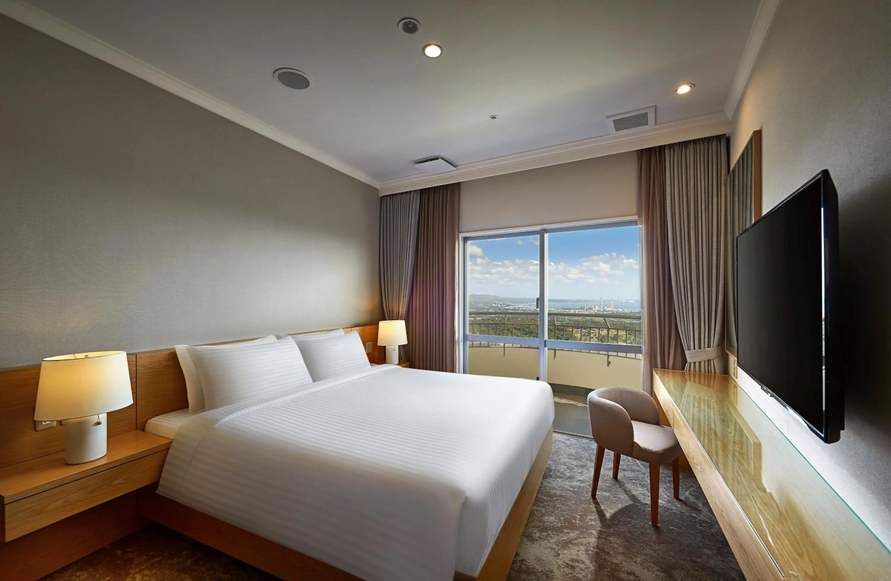 Bed in ANA Crowne Plaza Resort Okinawa Uruma Hills By IHG
