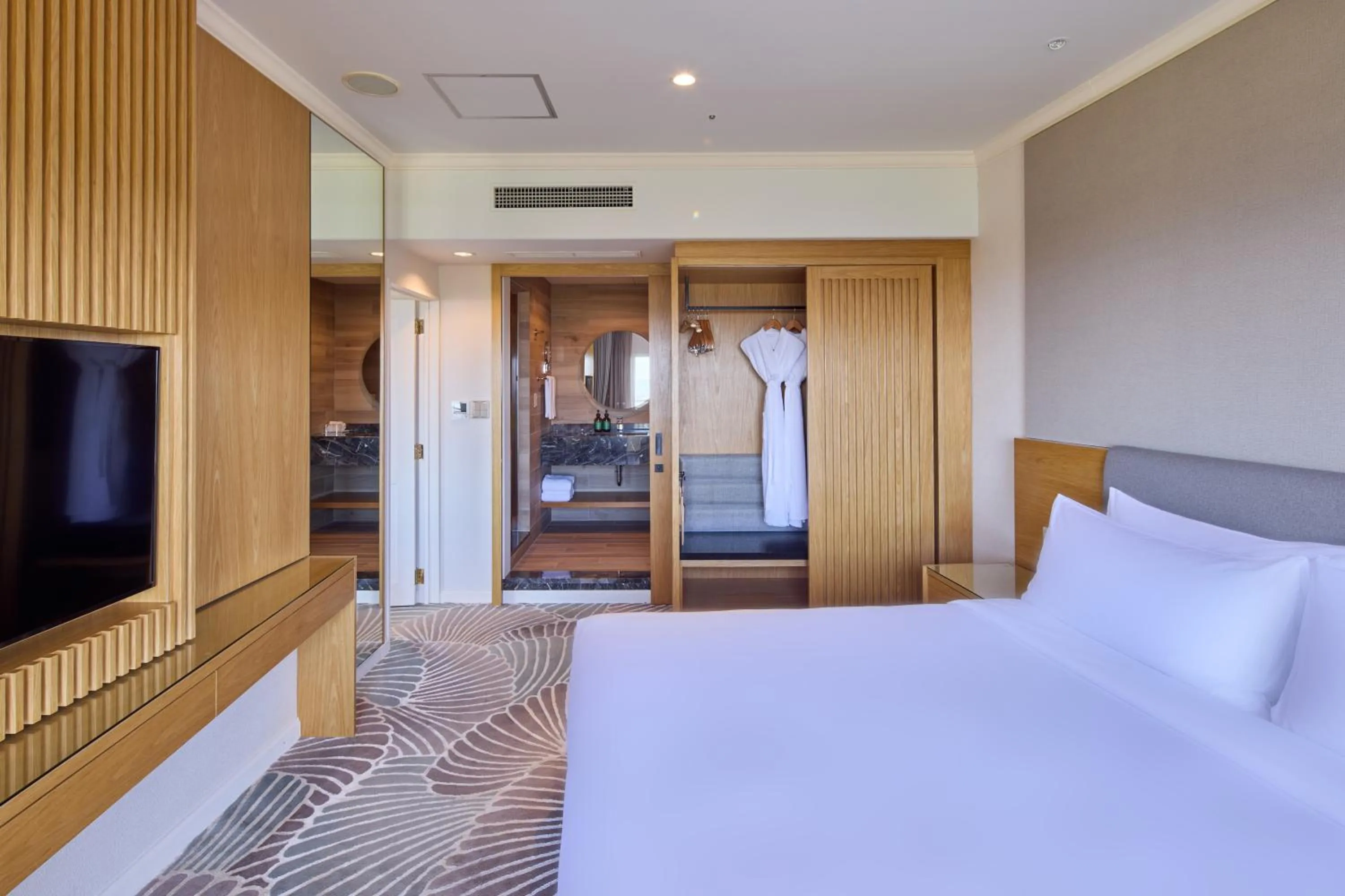 Photo of the whole room, Bed in ANA Crowne Plaza Resort Okinawa Uruma Hills By IHG