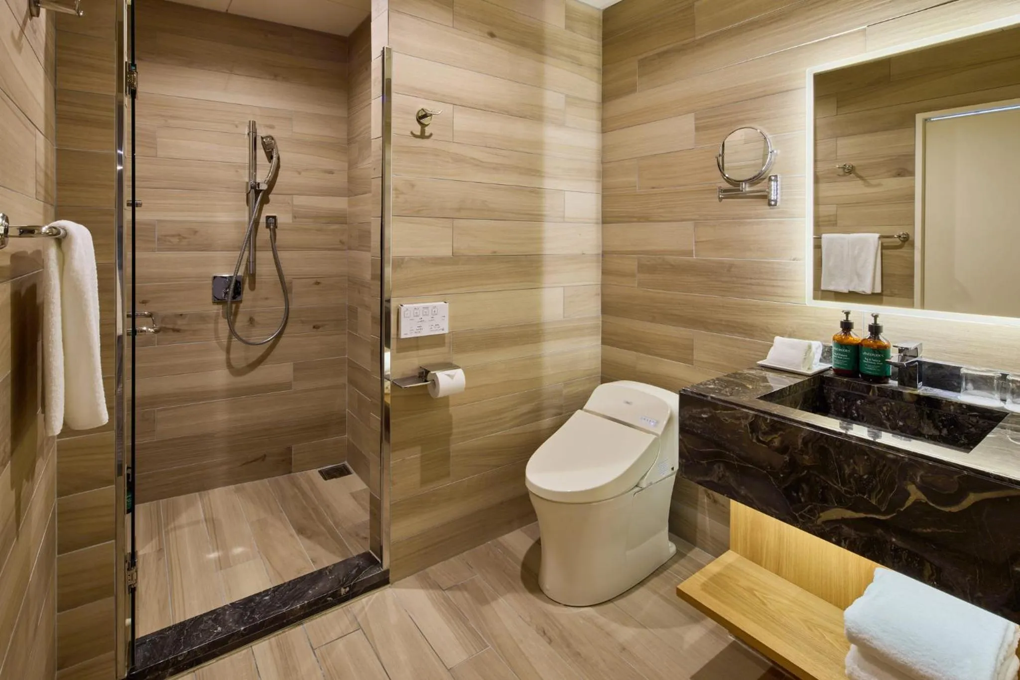 Photo of the whole room in ANA Crowne Plaza Resort Okinawa Uruma Hills By IHG