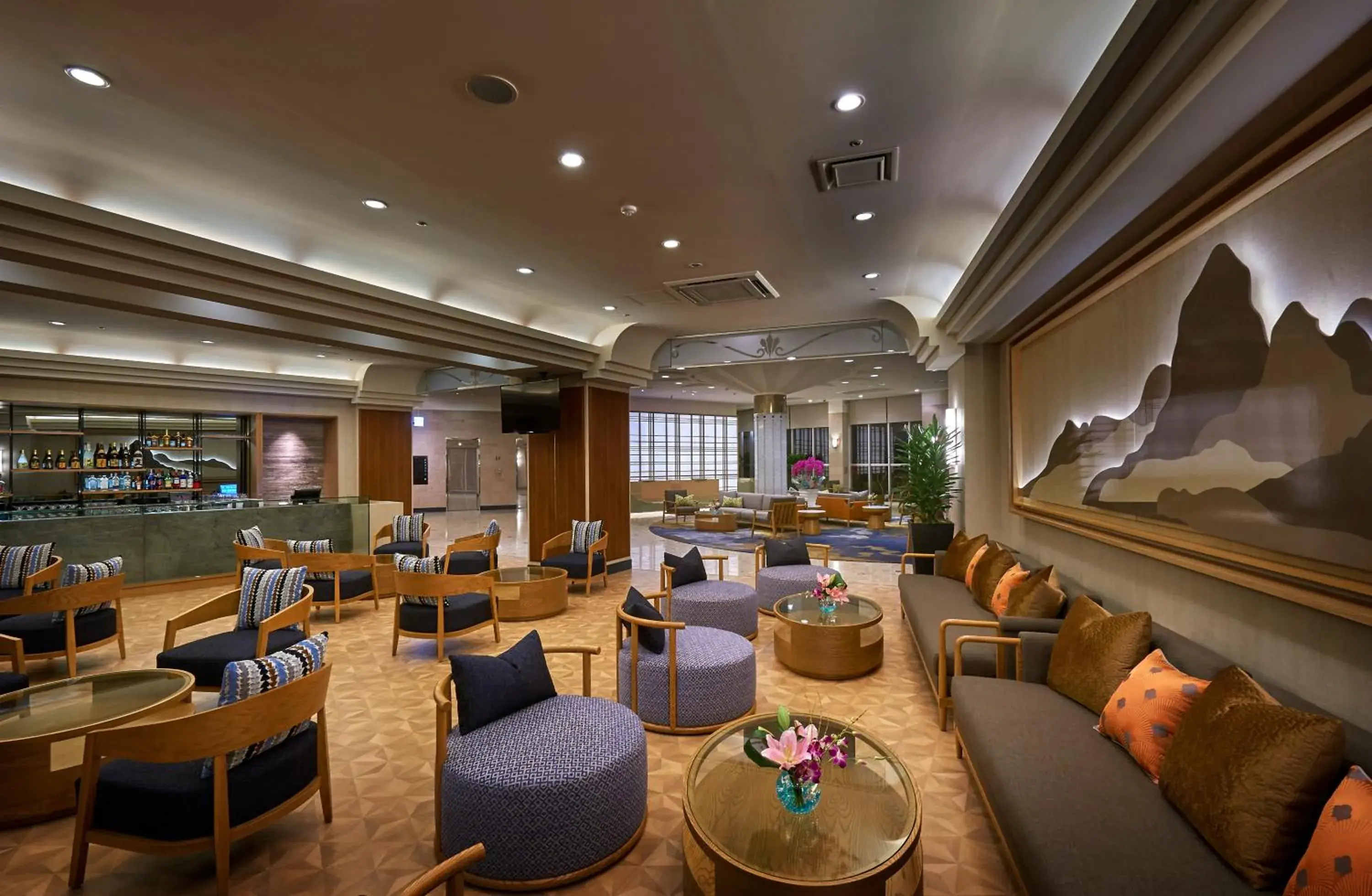 Lounge or bar in ANA Crowne Plaza Resort Okinawa Uruma Hills By IHG Lounge or bar in ANA Crowne Plaza Resort Okinawa Uruma Hills By IHG