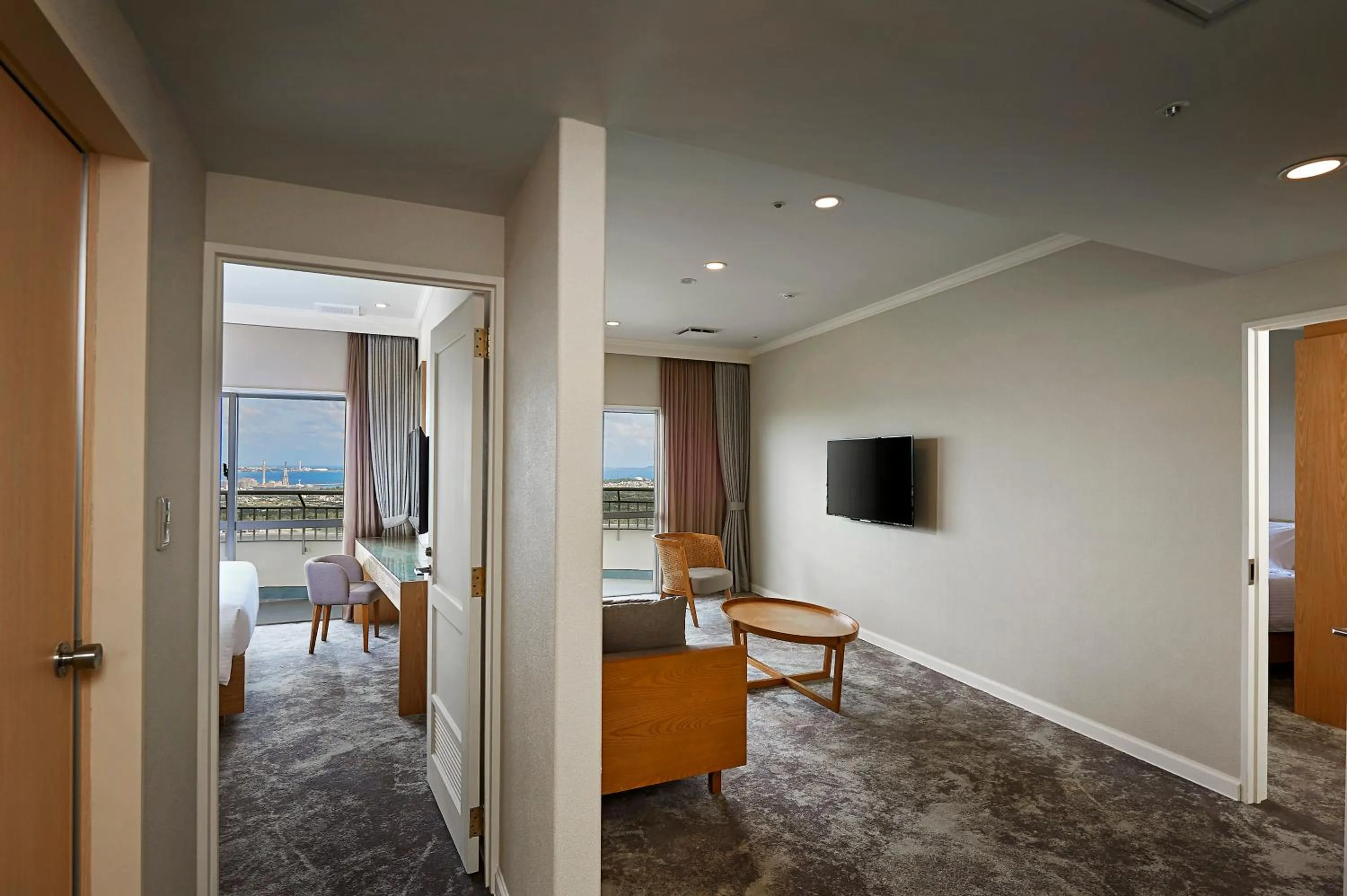 TV and multimedia in ANA Crowne Plaza Resort Okinawa Uruma Hills By IHG