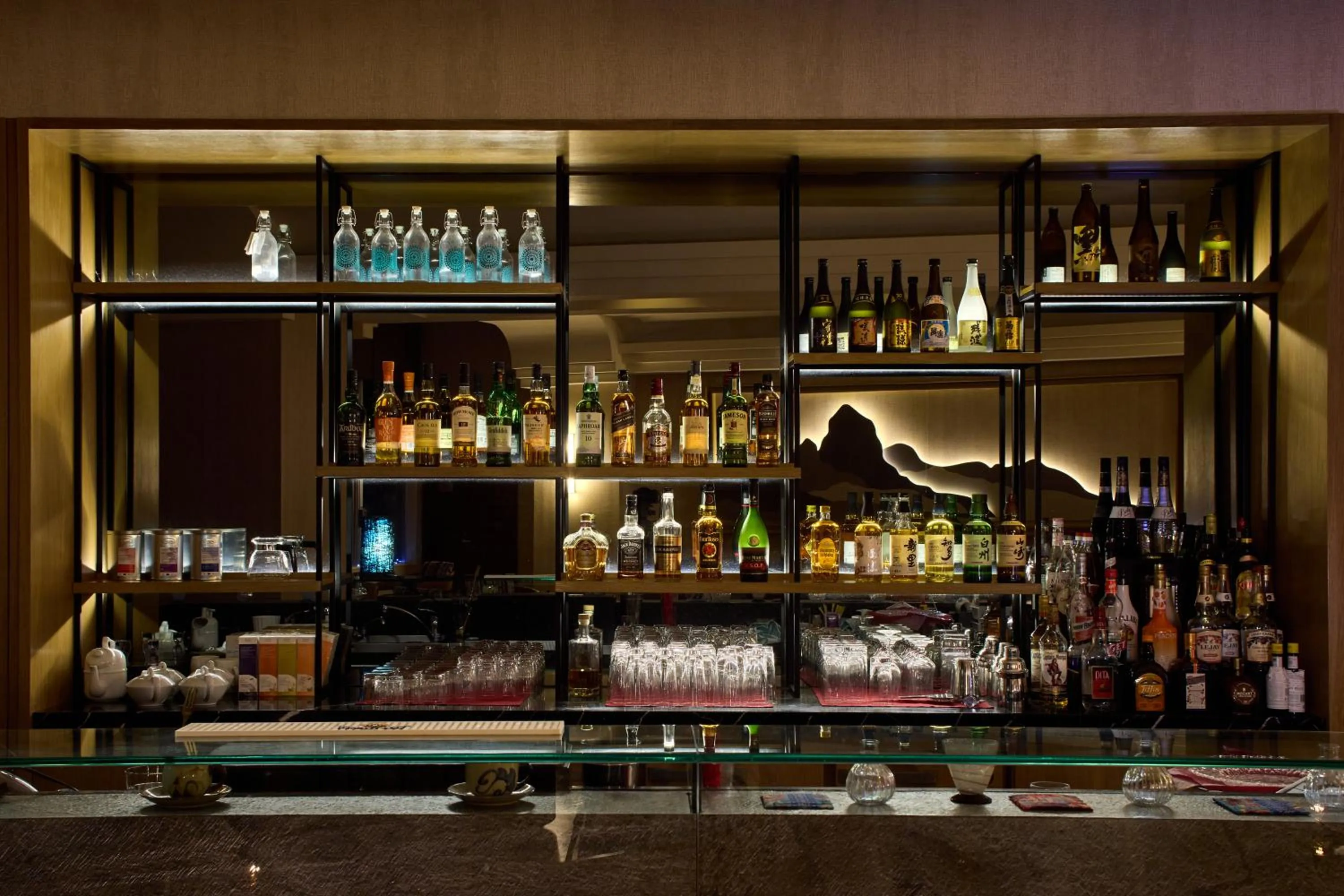 Lounge or bar in ANA Crowne Plaza Resort Okinawa Uruma Hills By IHG