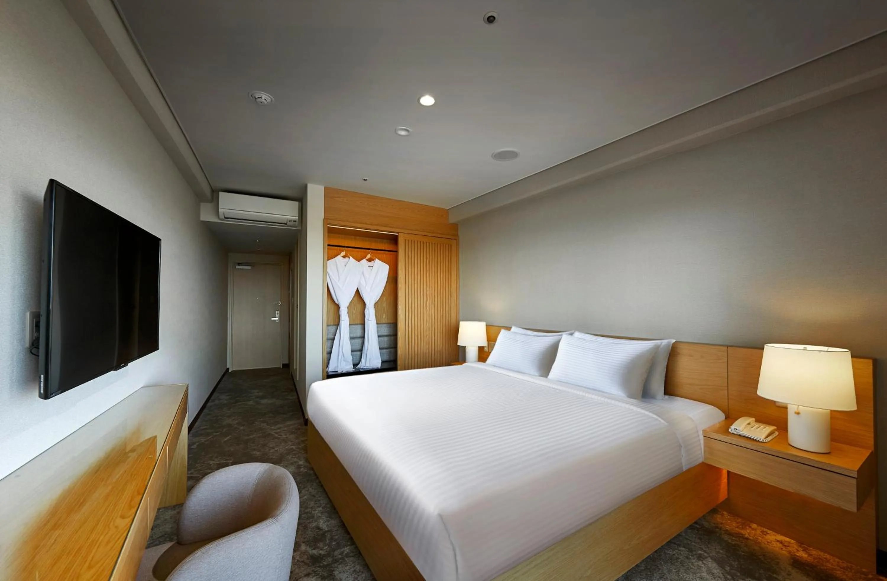 Bed in ANA Crowne Plaza Resort Okinawa Uruma Hills By IHG