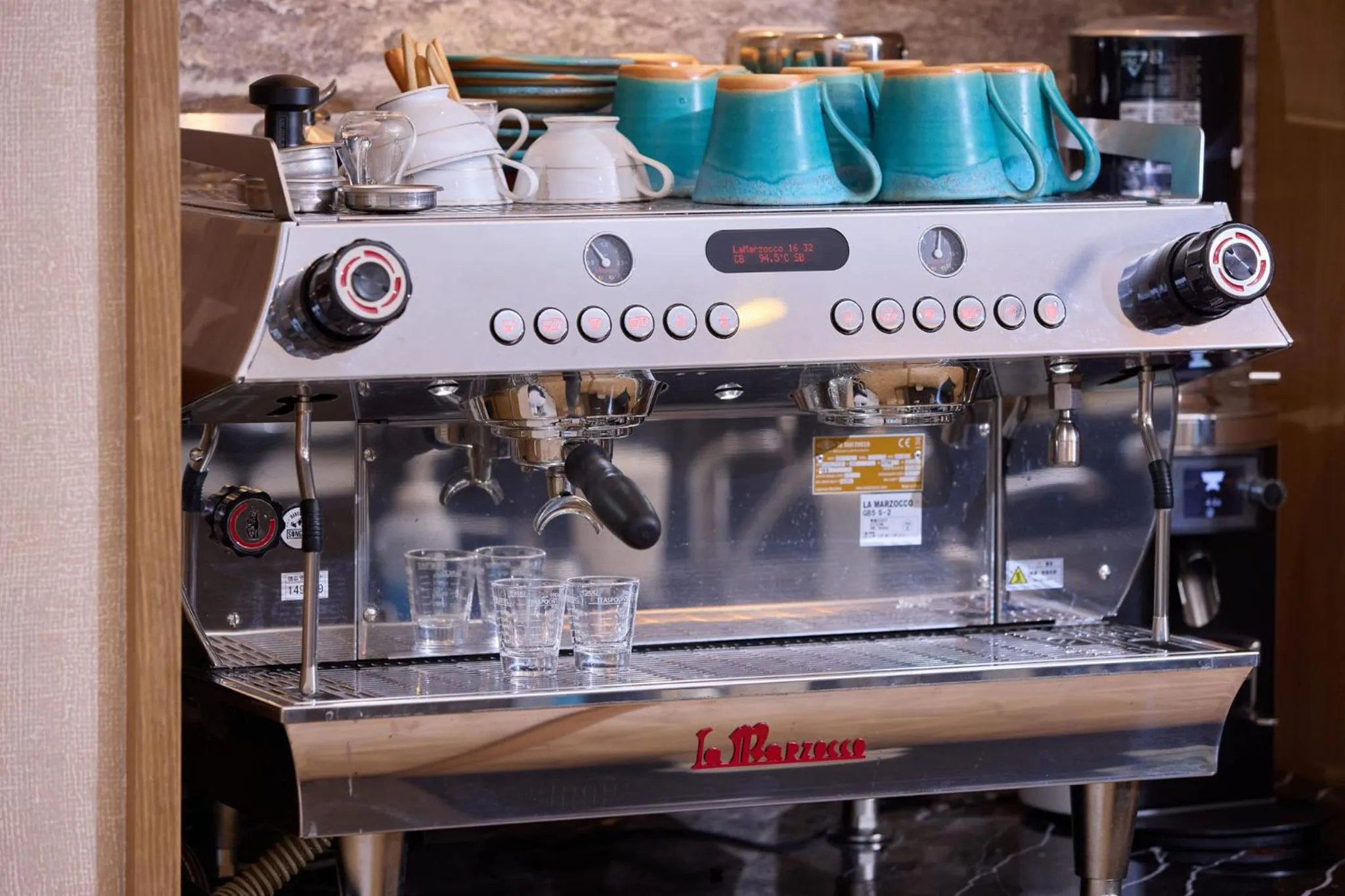 Lounge or bar in ANA Crowne Plaza Resort Okinawa Uruma Hills By IHG