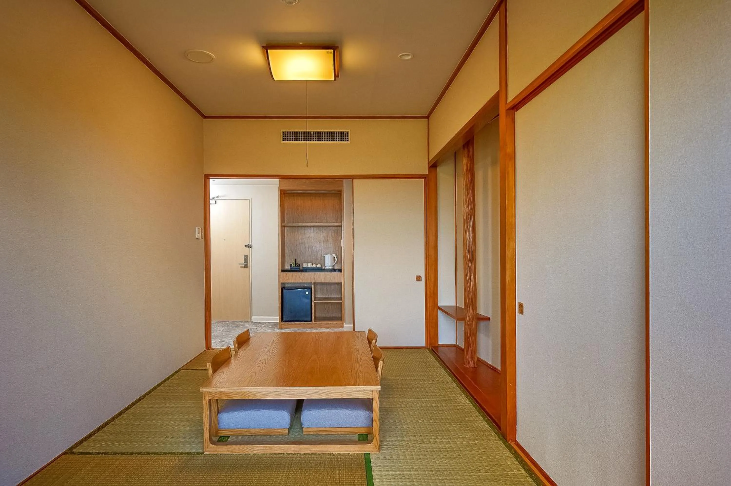 Photo of the whole room, Bed in ANA Crowne Plaza Resort Okinawa Uruma Hills By IHG