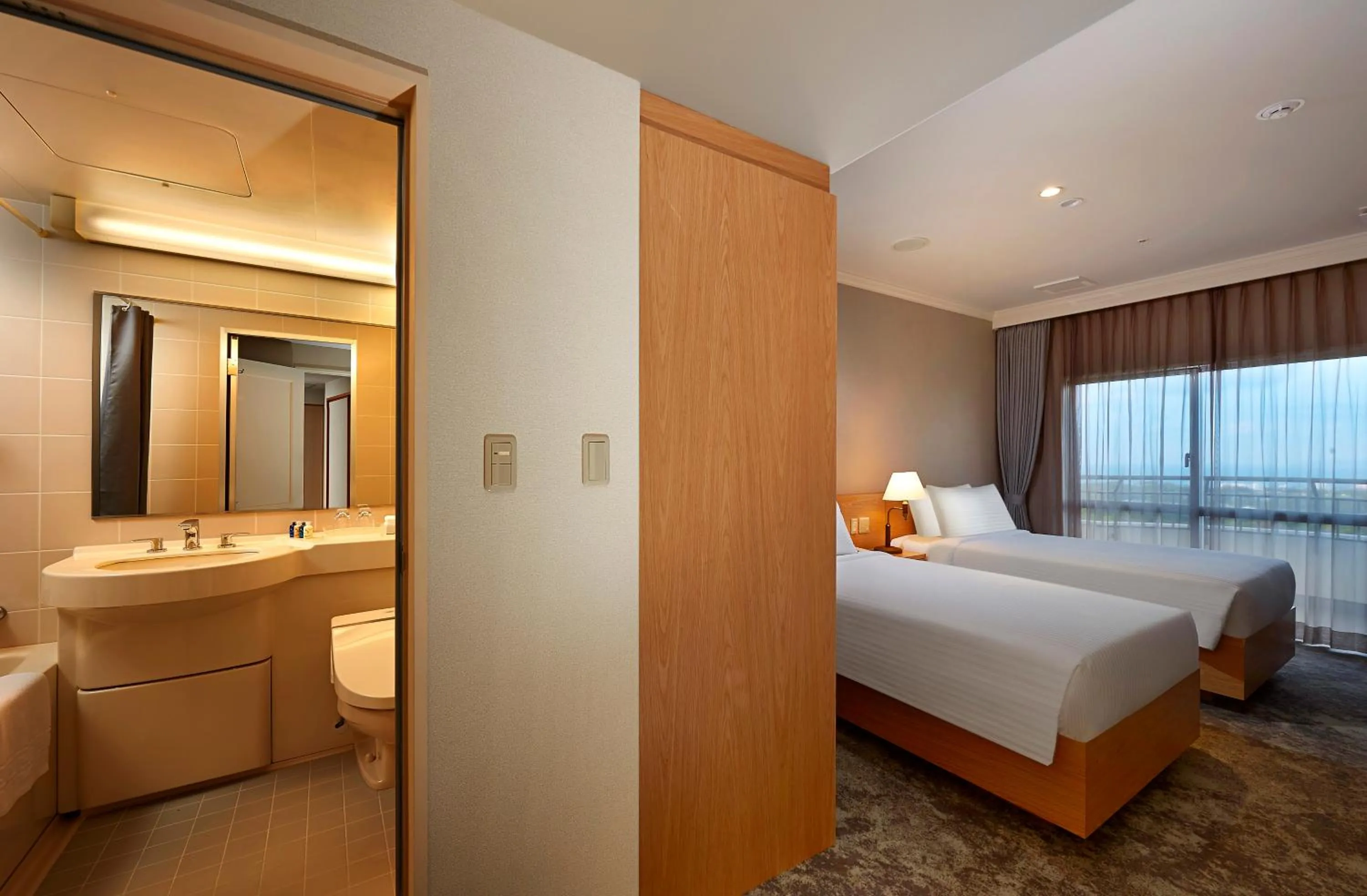 Toilet, Bed in ANA Crowne Plaza Resort Okinawa Uruma Hills By IHG