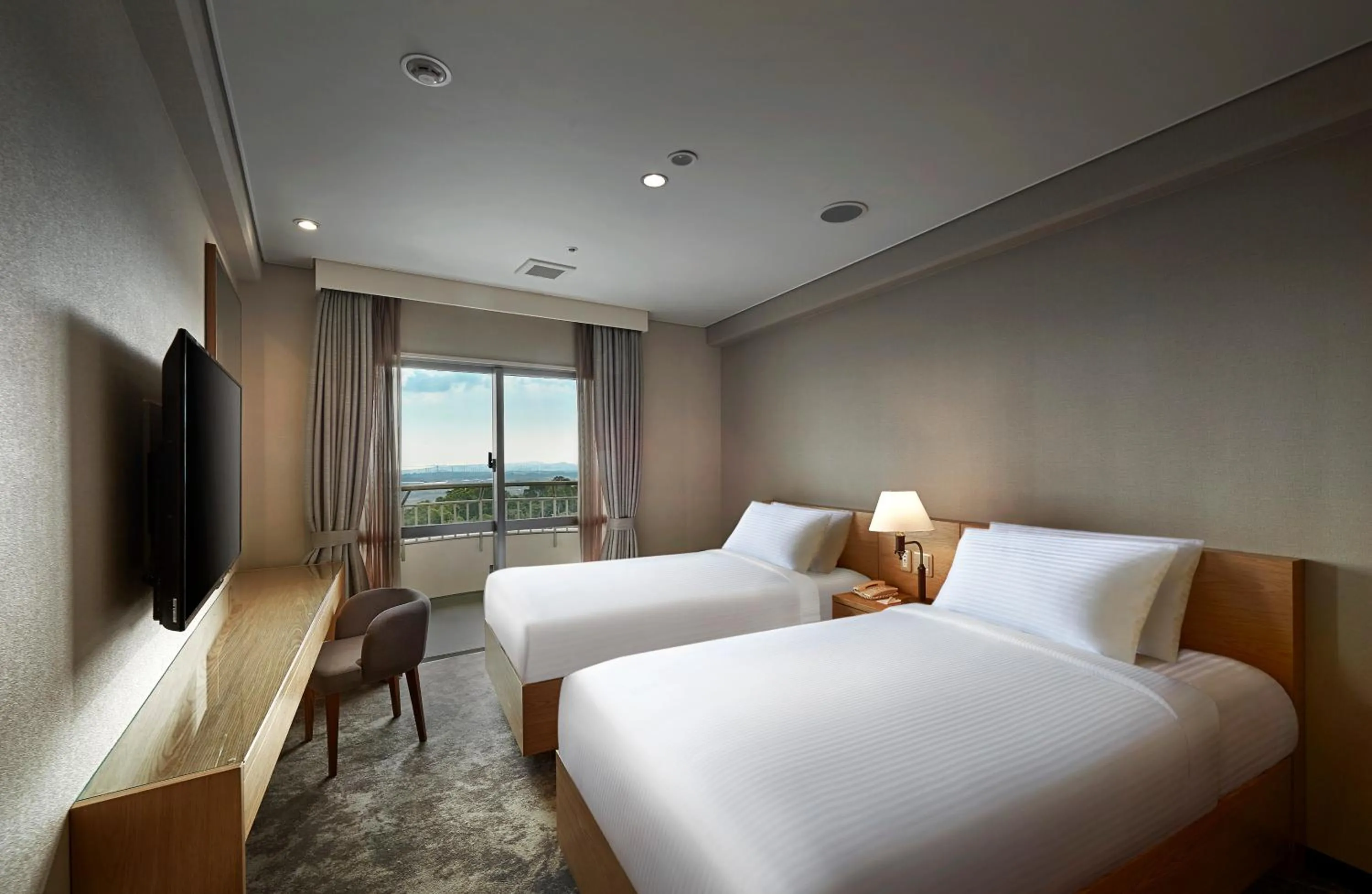 Bed in ANA Crowne Plaza Resort Okinawa Uruma Hills By IHG