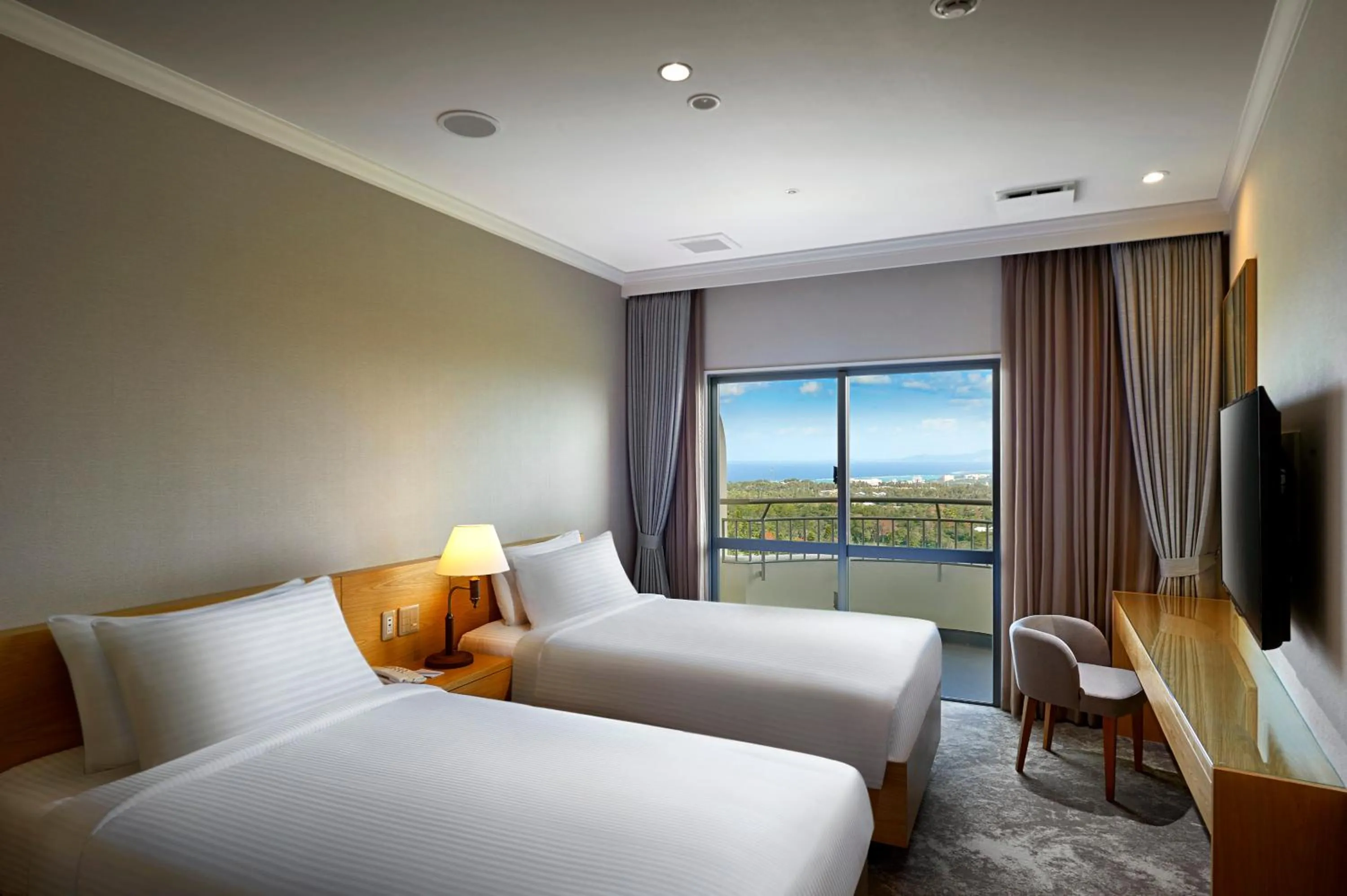 Bed in ANA Crowne Plaza Resort Okinawa Uruma Hills By IHG