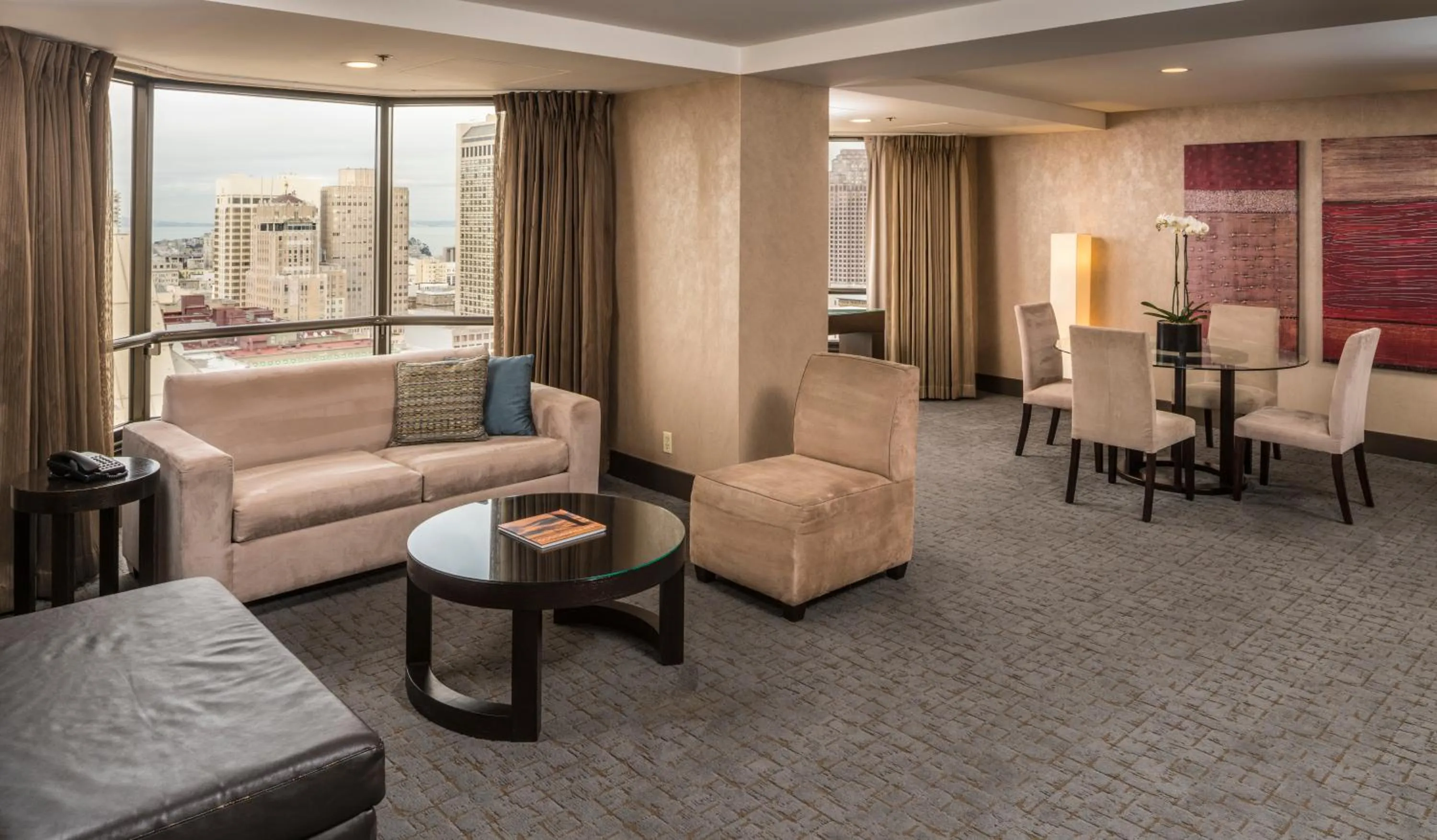 Living room in Hilton Parc 55 San Francisco Union Square
