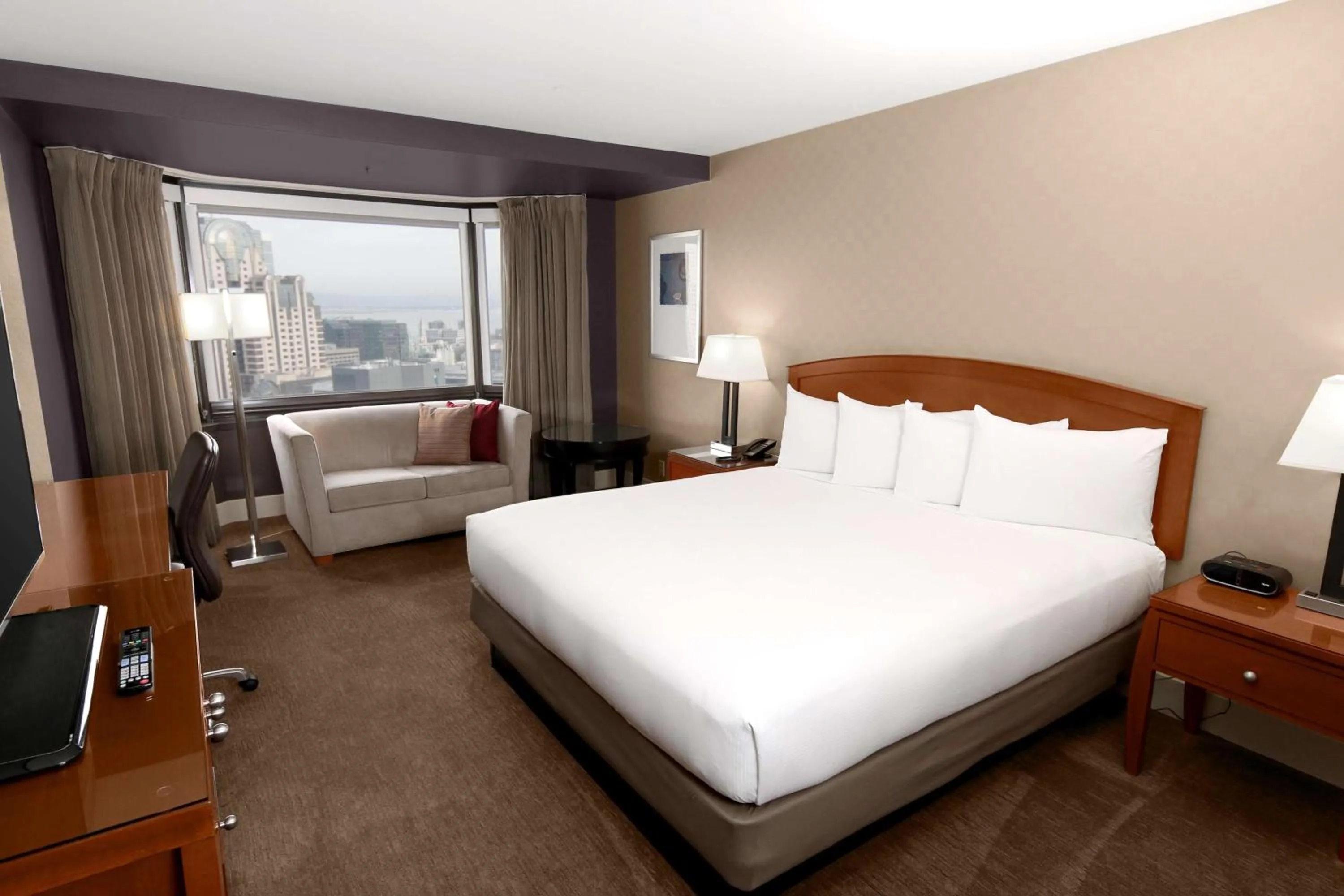 Living room, Bed in Hilton Parc 55 San Francisco Union Square