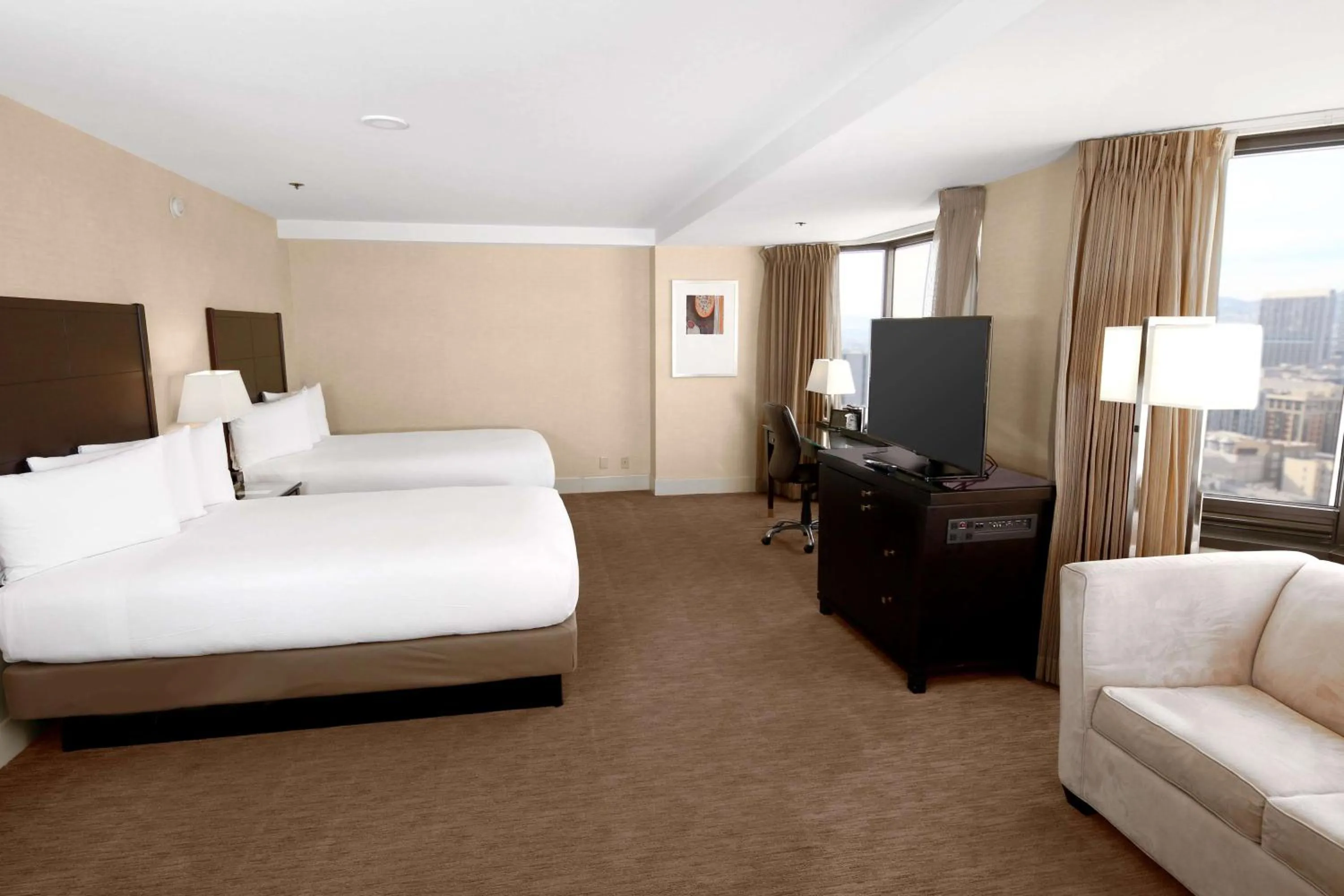 Living room, Bed in Hilton Parc 55 San Francisco Union Square