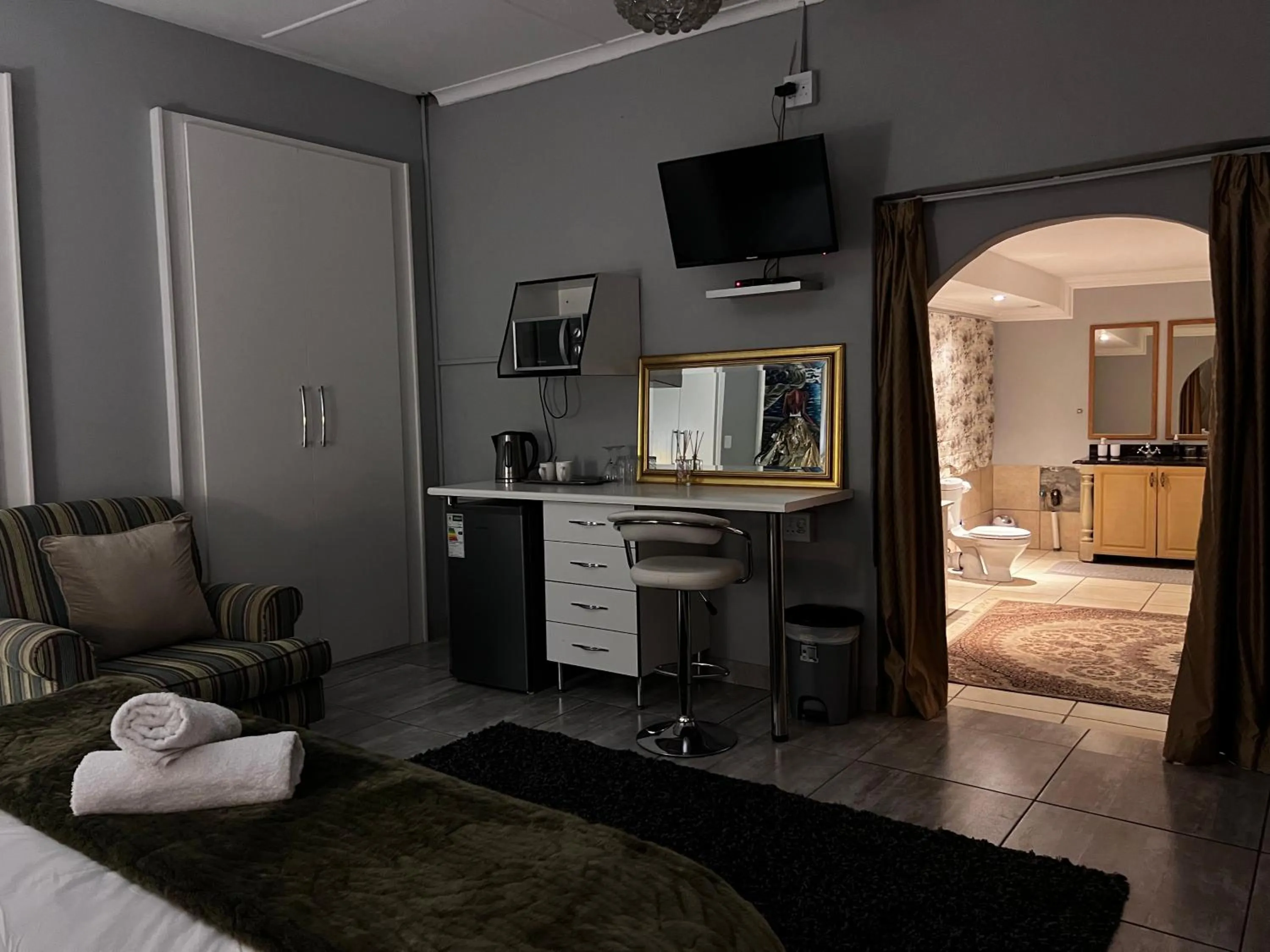 TV and multimedia, Bed in Silken Trap Guest House NO LOADSHEDDING