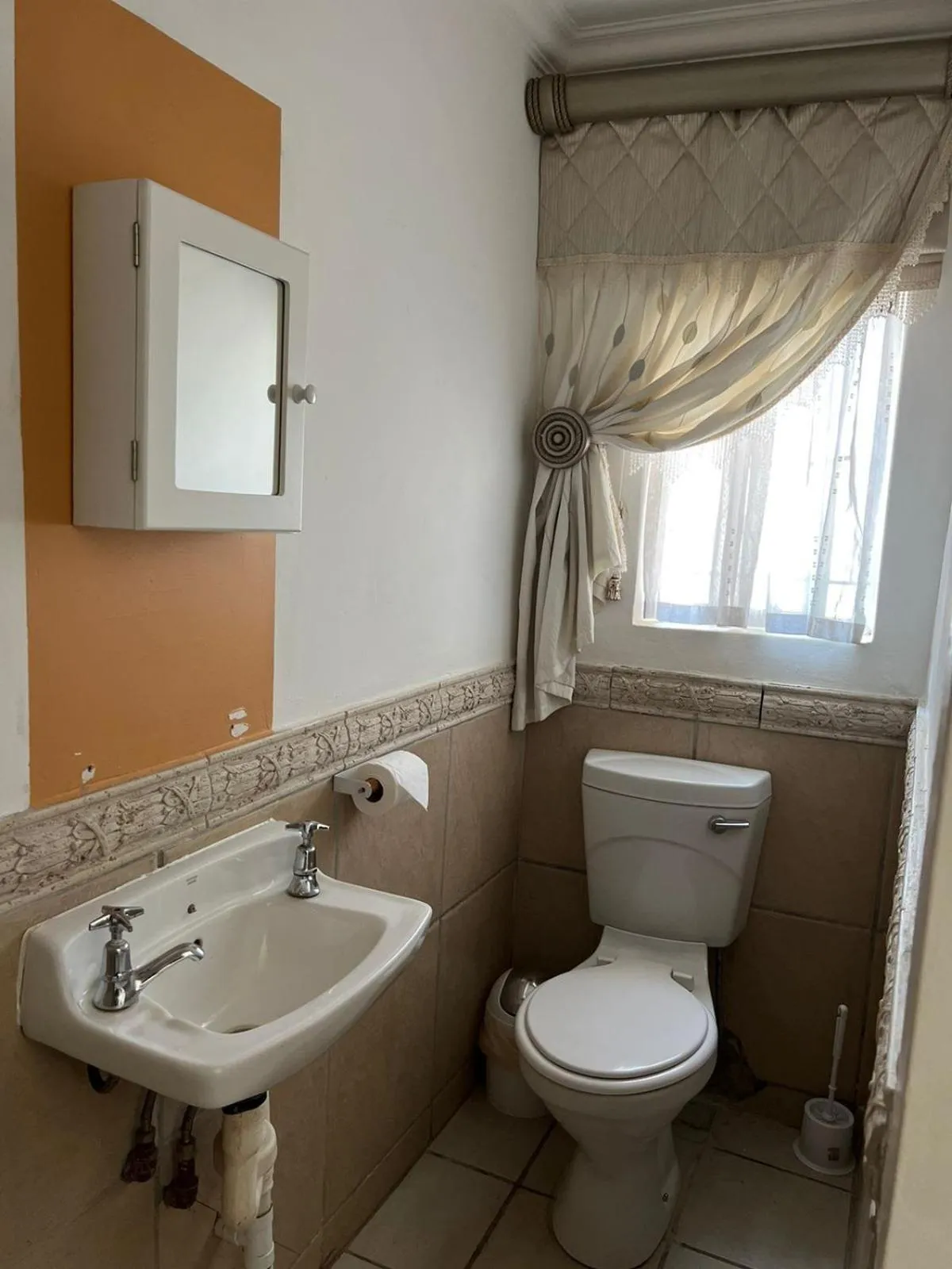 Toilet in Silken Trap Guest House NO LOADSHEDDING