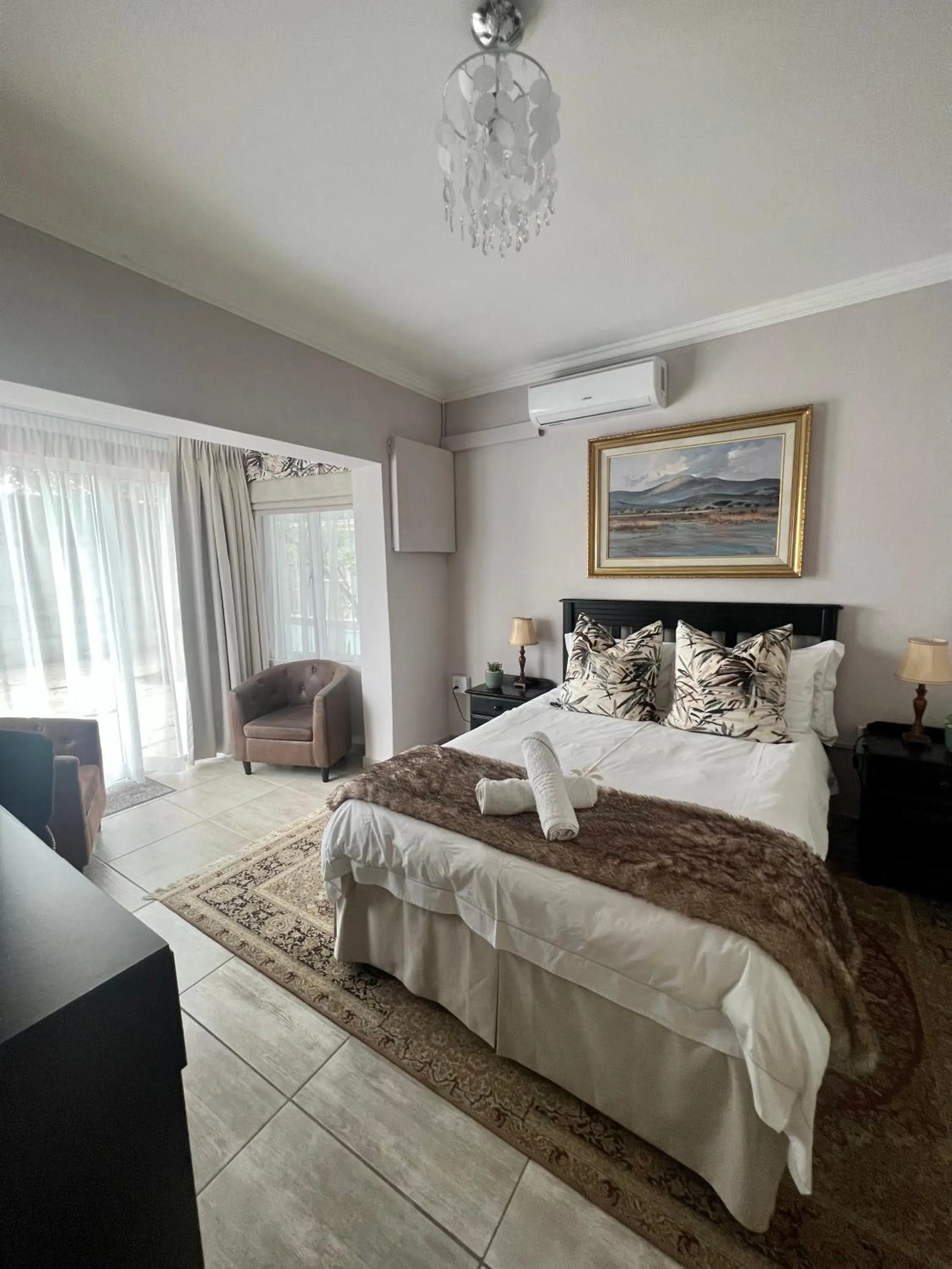 air conditioner, Bed in Silken Trap Guest House NO LOADSHEDDING