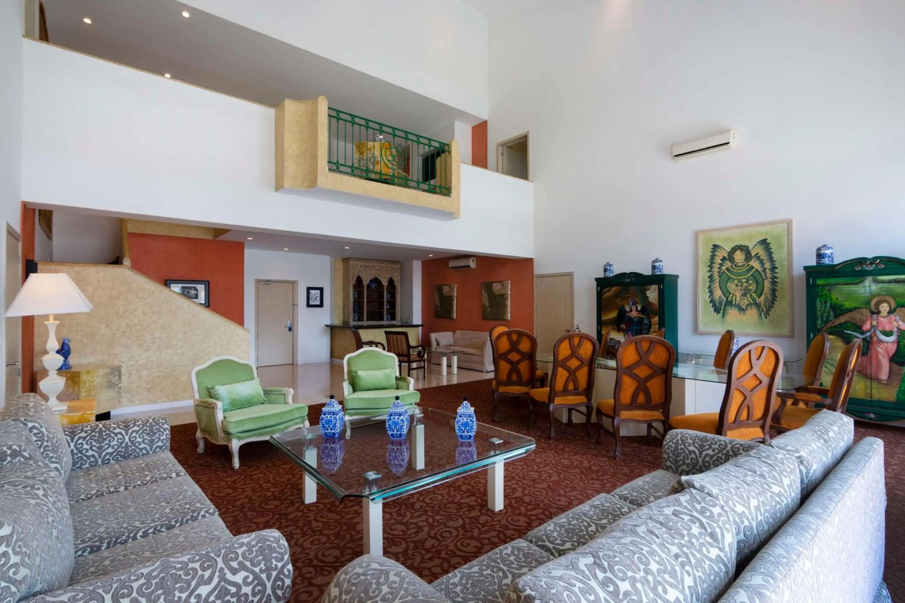 Living room in Hilton MM Grand Hotel Puebla, Tapestry Collection