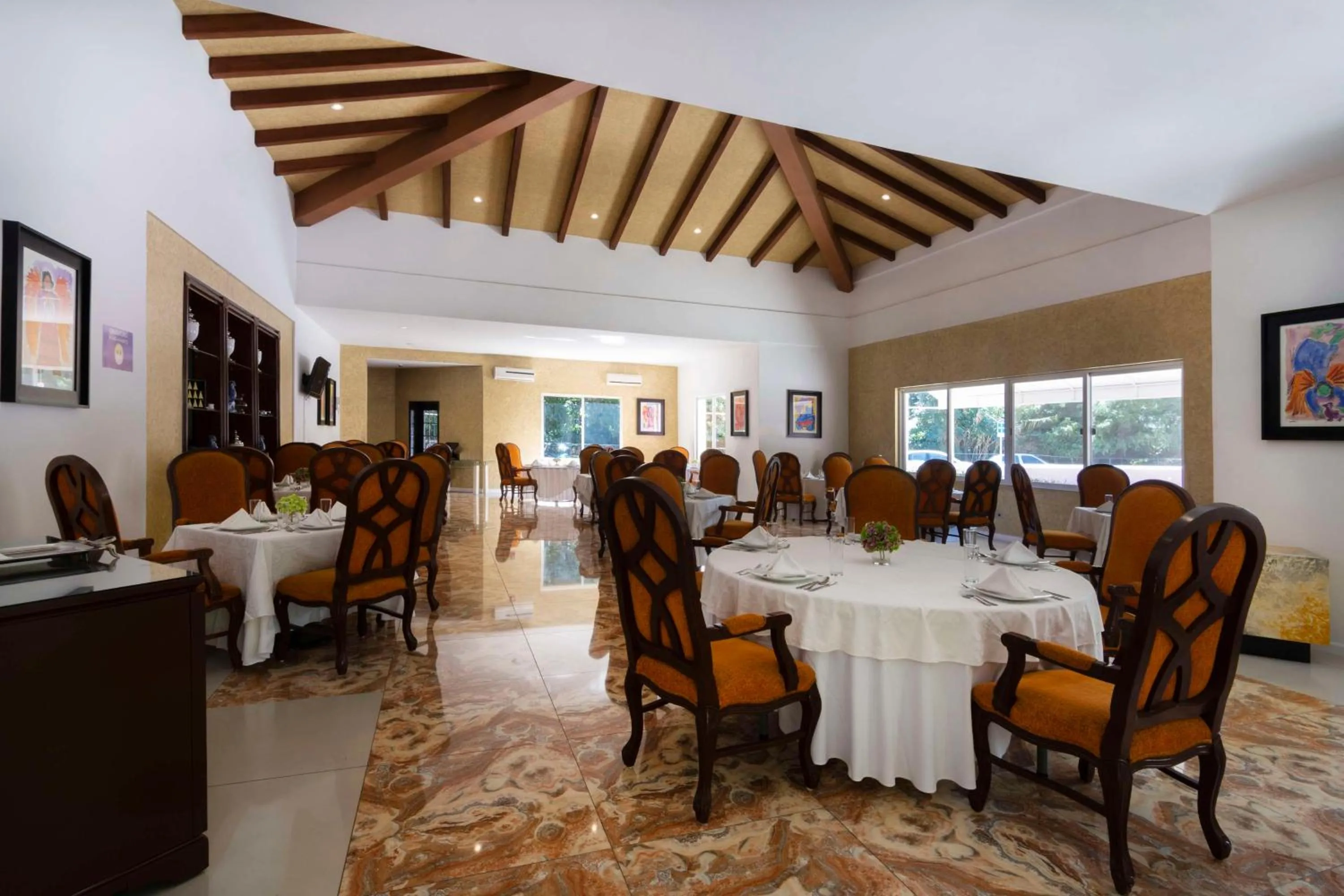 Restaurant/places to eat in Hilton MM Grand Hotel Puebla, Tapestry Collection