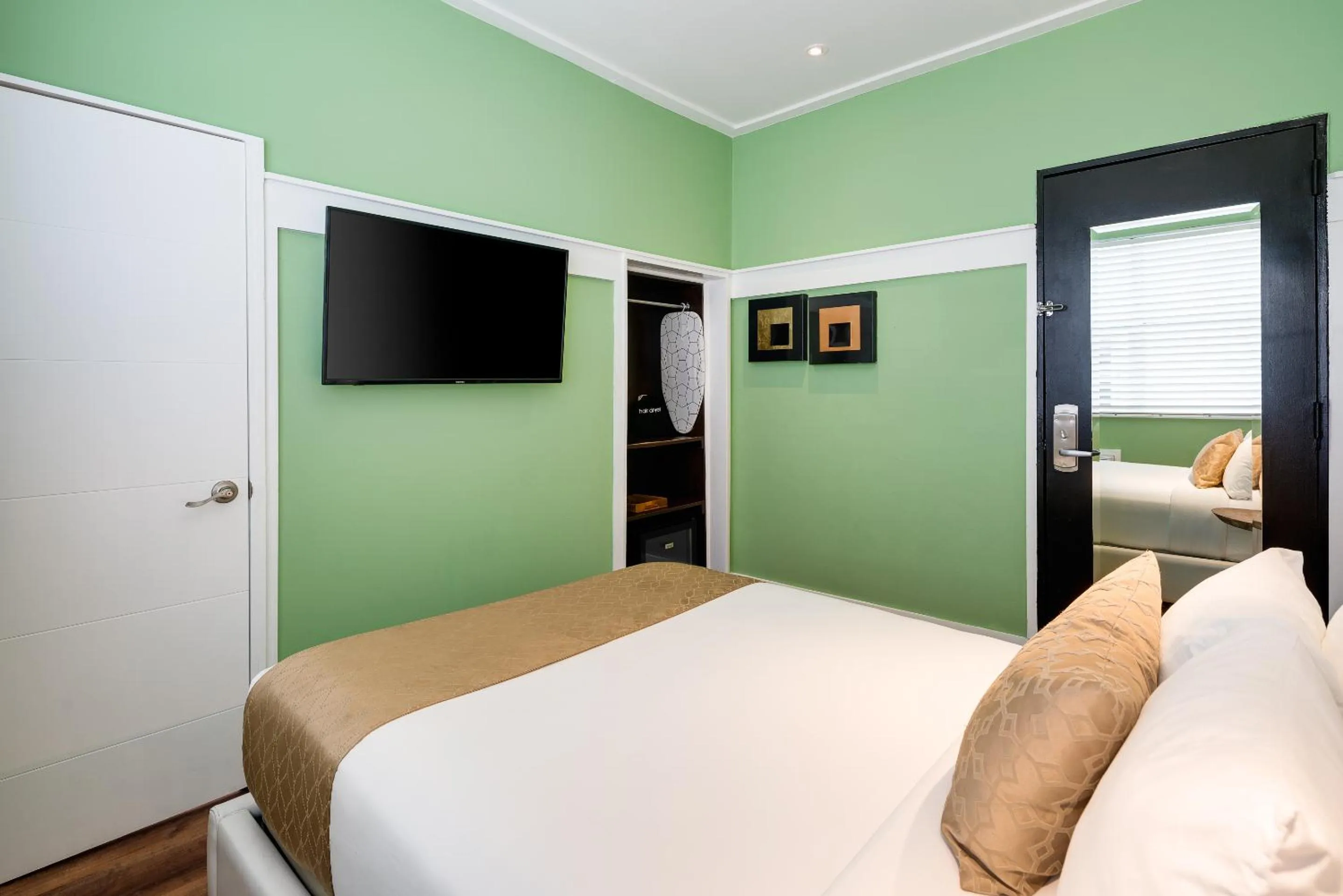 Bed in Catalina Hotel & Beach Club