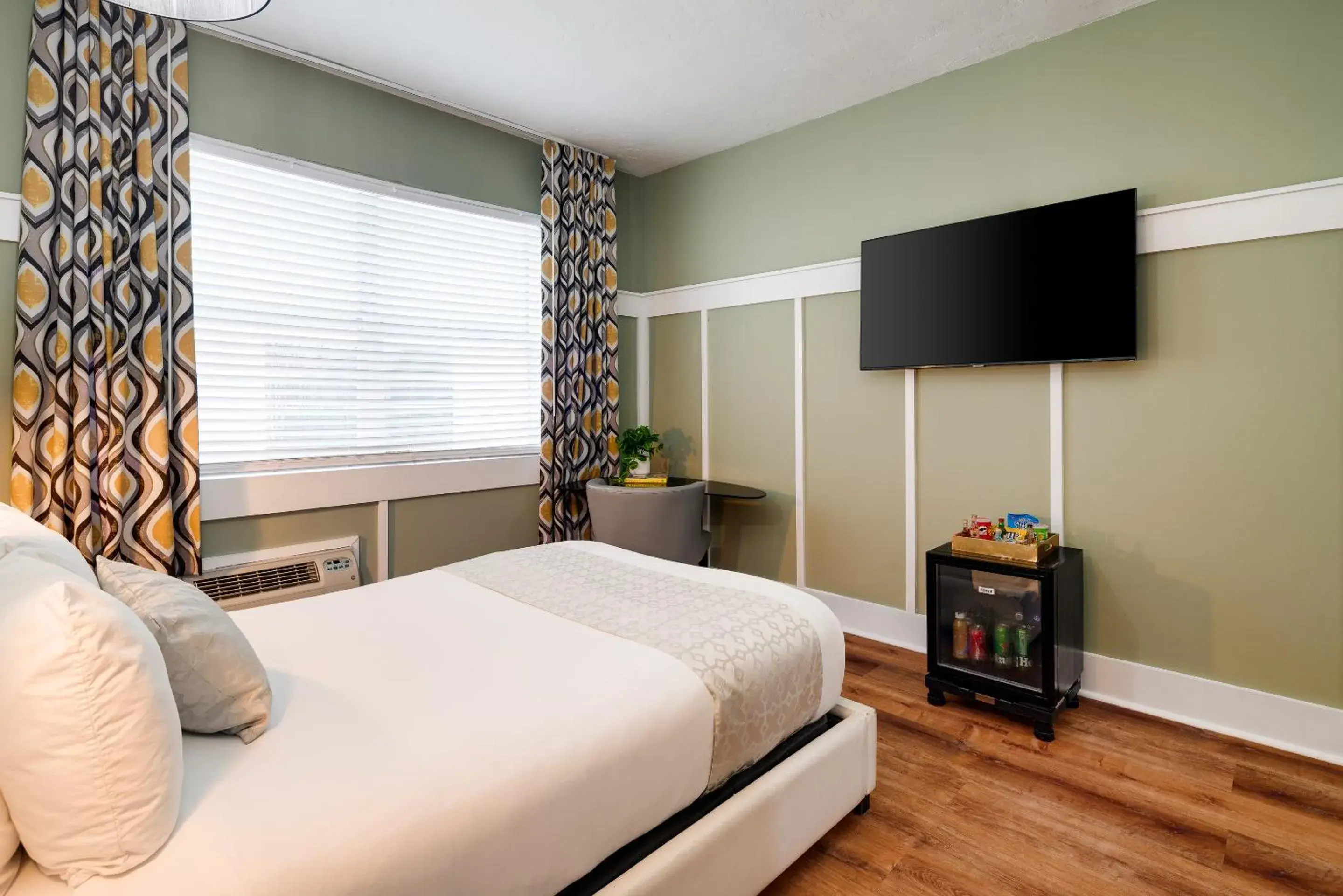 Accessible King Bedroom in Catalina Hotel & Beach Club Accessible King Bedroom in Catalina Hotel & Beach Club