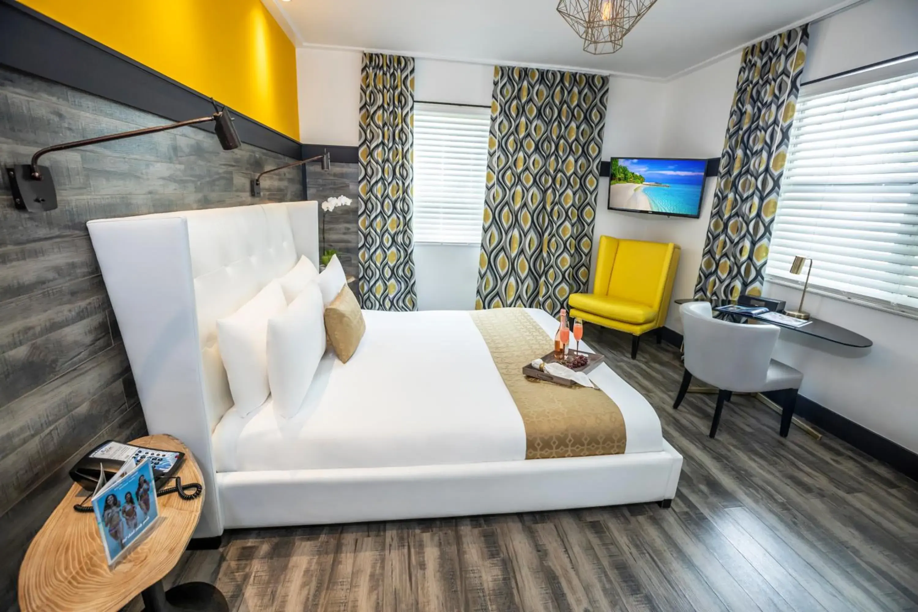 King Bedroom Pool View in Catalina Hotel & Beach Club King Bedroom Pool View in Catalina Hotel & Beach Club