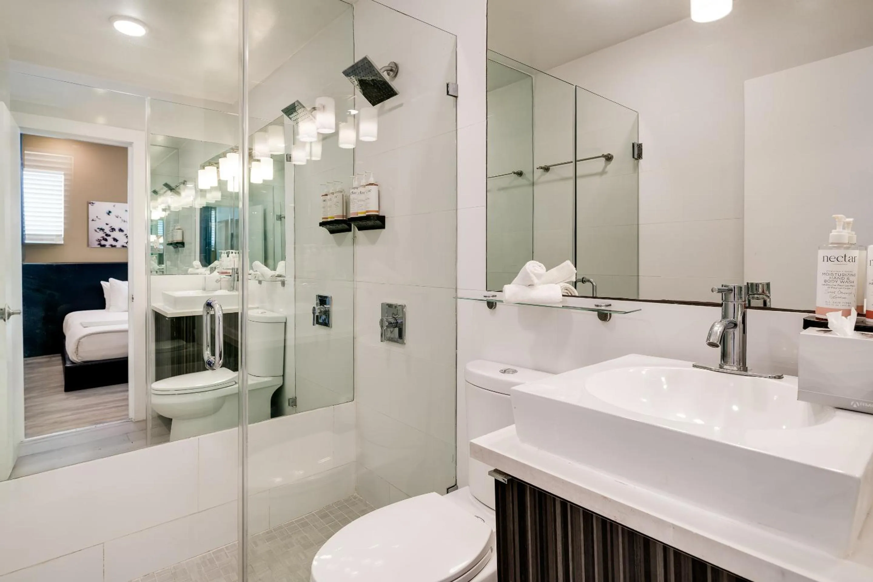 Shower in Catalina Hotel & Beach Club